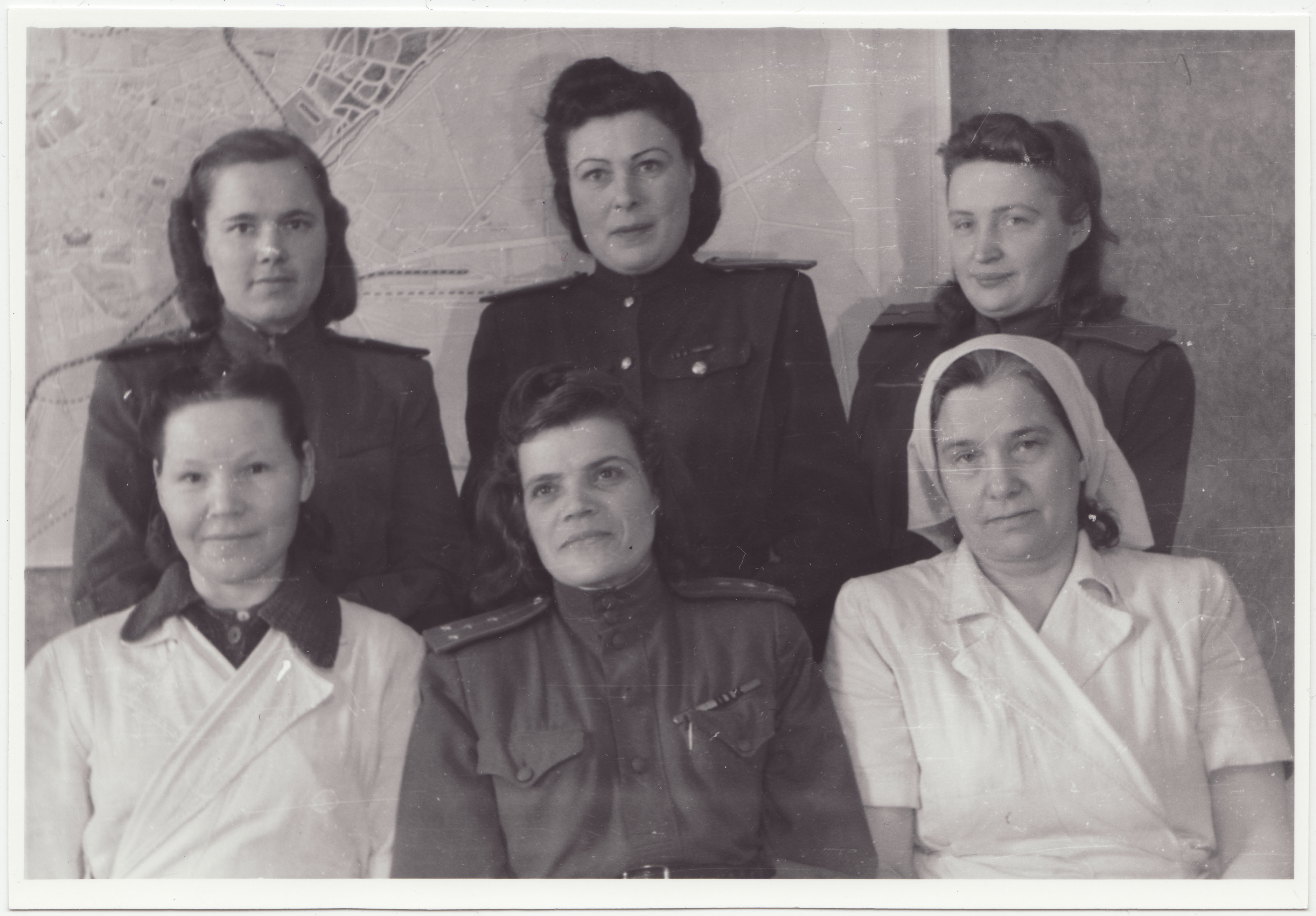 Grupifoto: sõjaväestatud tuletõrjes teenivaid naisi, 1950.a.