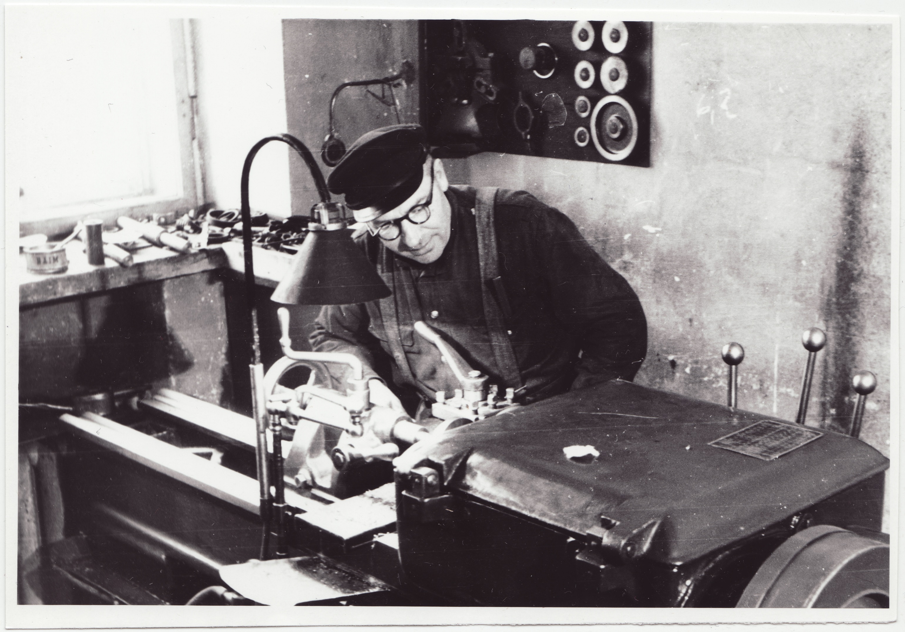 V STTK meister Riho Vennola treipingil töötamas, 1952.a.