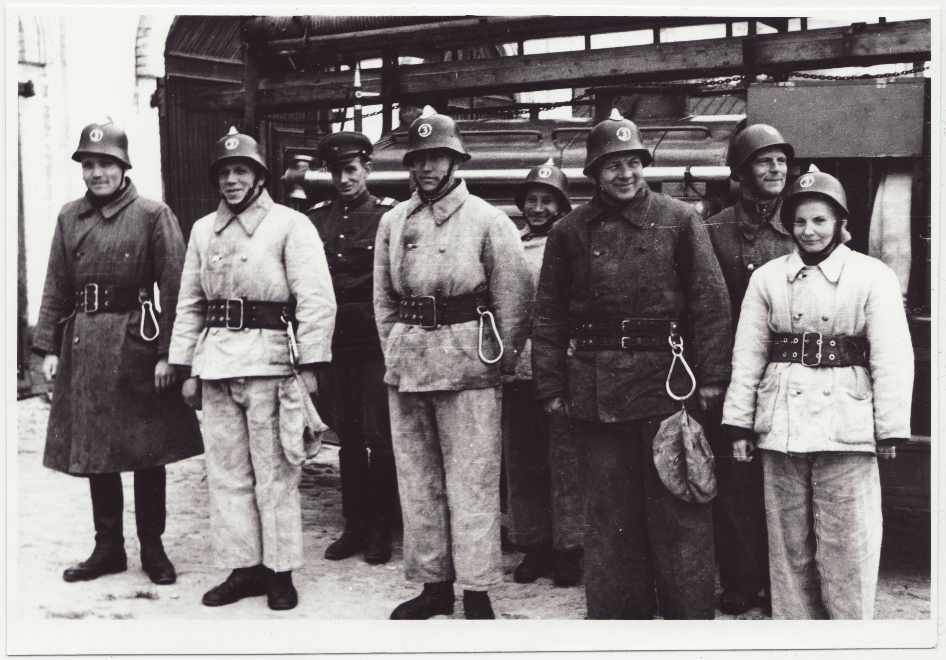III ÜSTK vahtkond tuletõrjeauto juures Tallinnas, 1952.a.