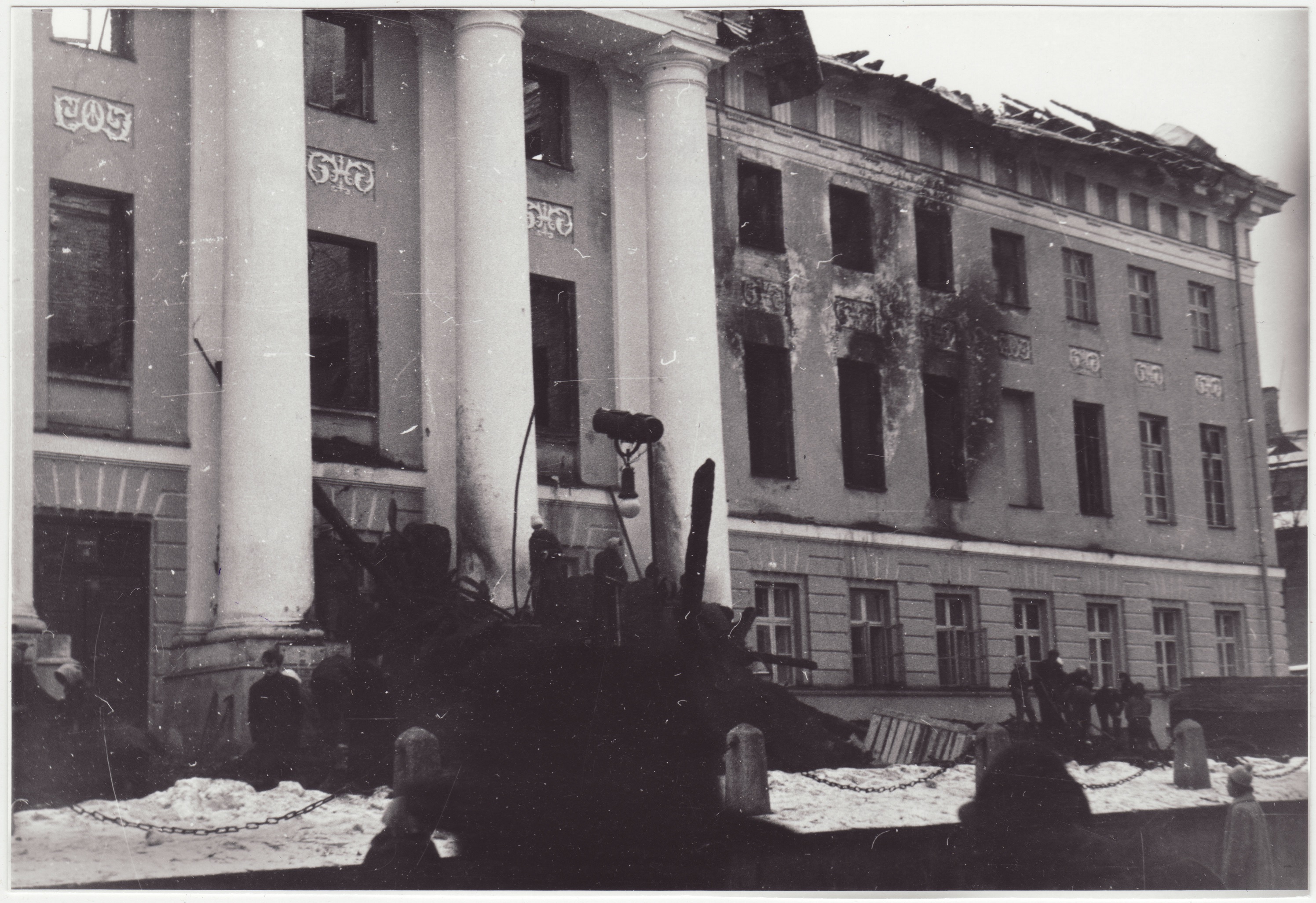 Tartu Ülikooli peahoone pärast tulekahju: fassaadi kolm sammast ja parempoolne tiib, 1965.a.