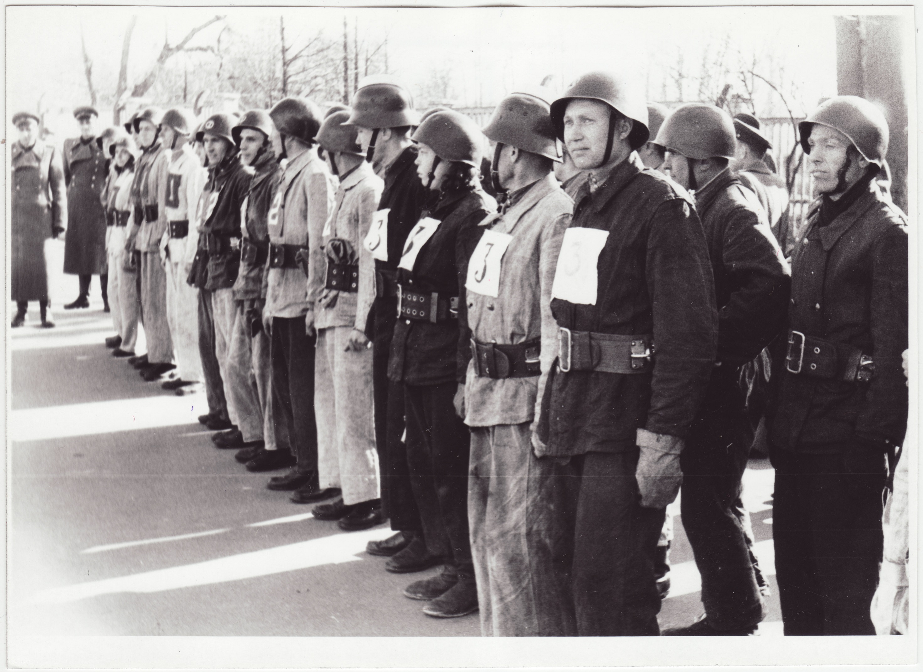 Tuletõrje kevadisest teatejooksust osavõtnute rivi Kadriorus, 1952.a.