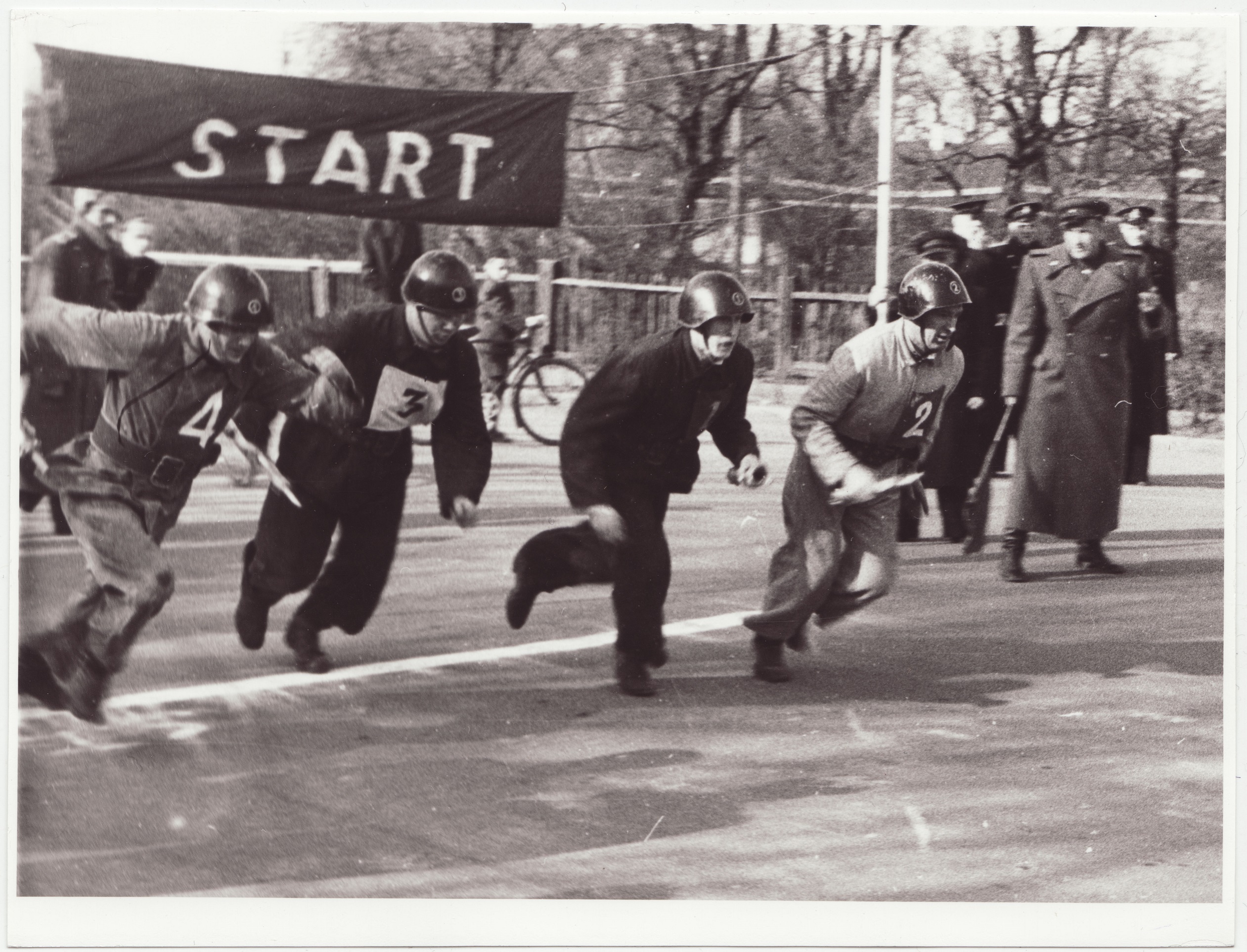 Tallinna sõjaväestatud tuletõrjekomandode  teatejooksu start Kadriorus, 1953.a.