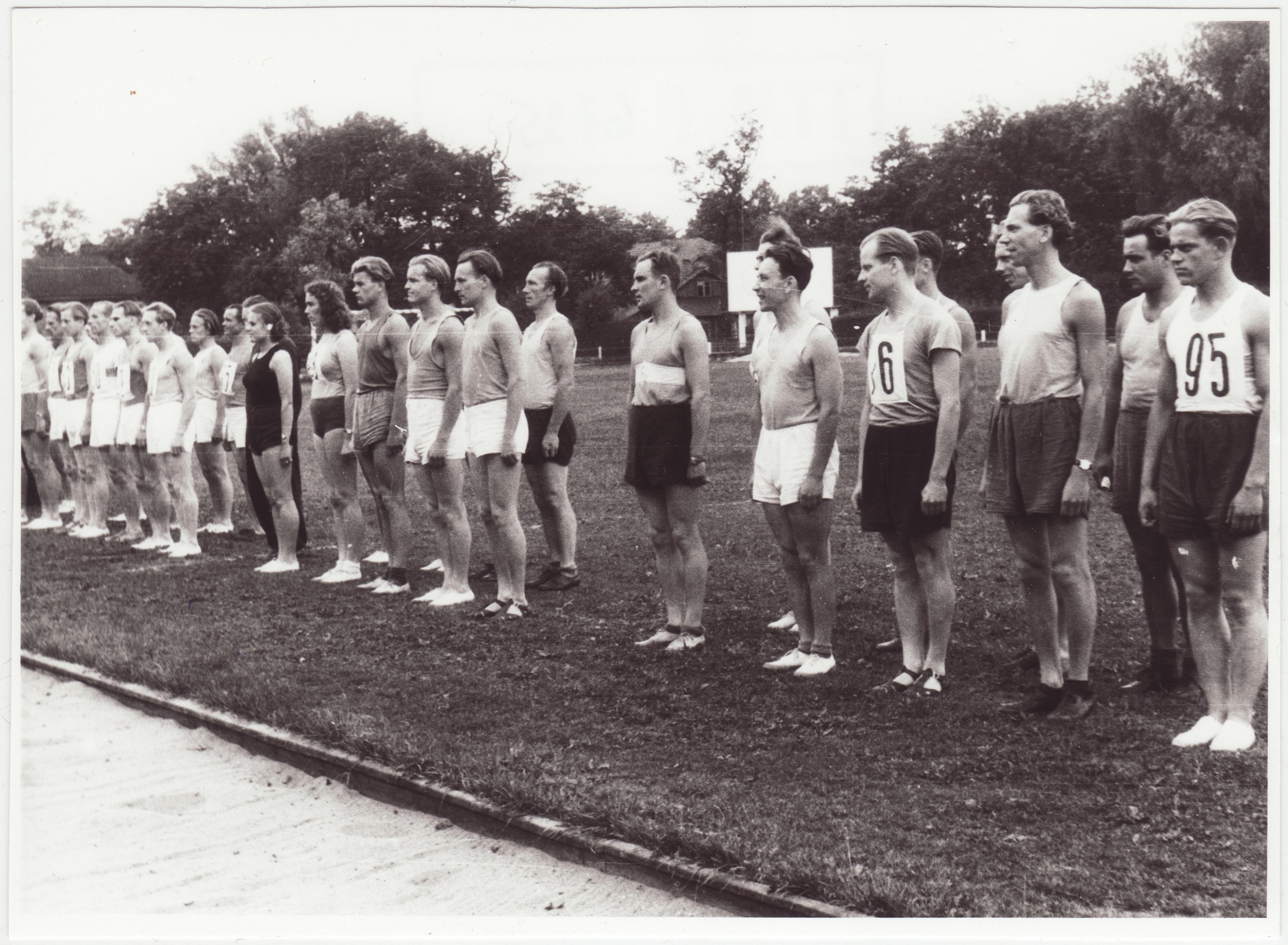 Tallinna sõjaväestatud tuletõrjekomandode kergejõustiku võistluste võitjate autasustamine Dünamo staadionil: võistlejate rivi, 1953.a.