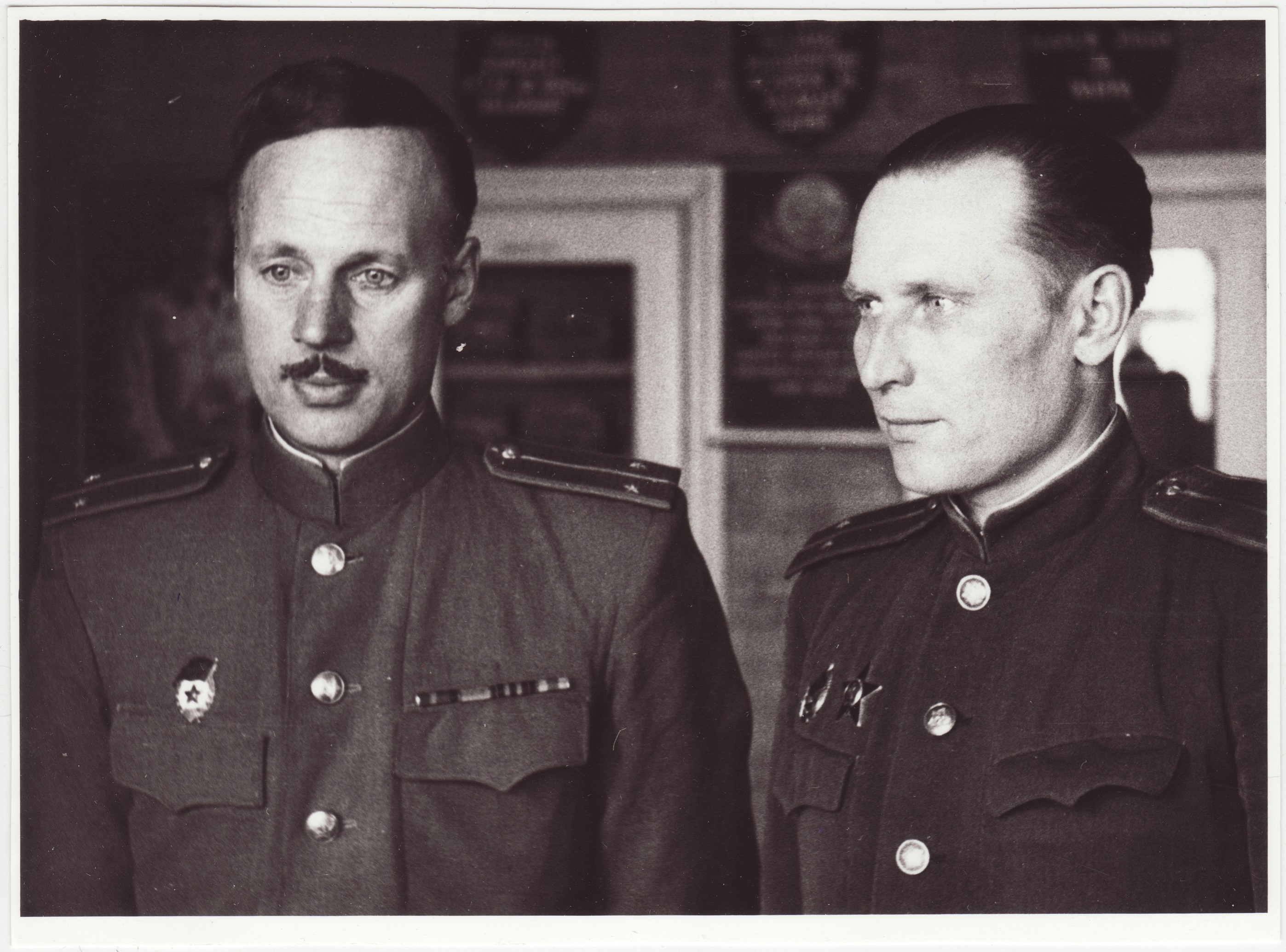 Kaksikportree: III ÜSTK ülem R. Mägi (vasakul) ja komando profülaktika inspektor Suvarov, 1953.a.