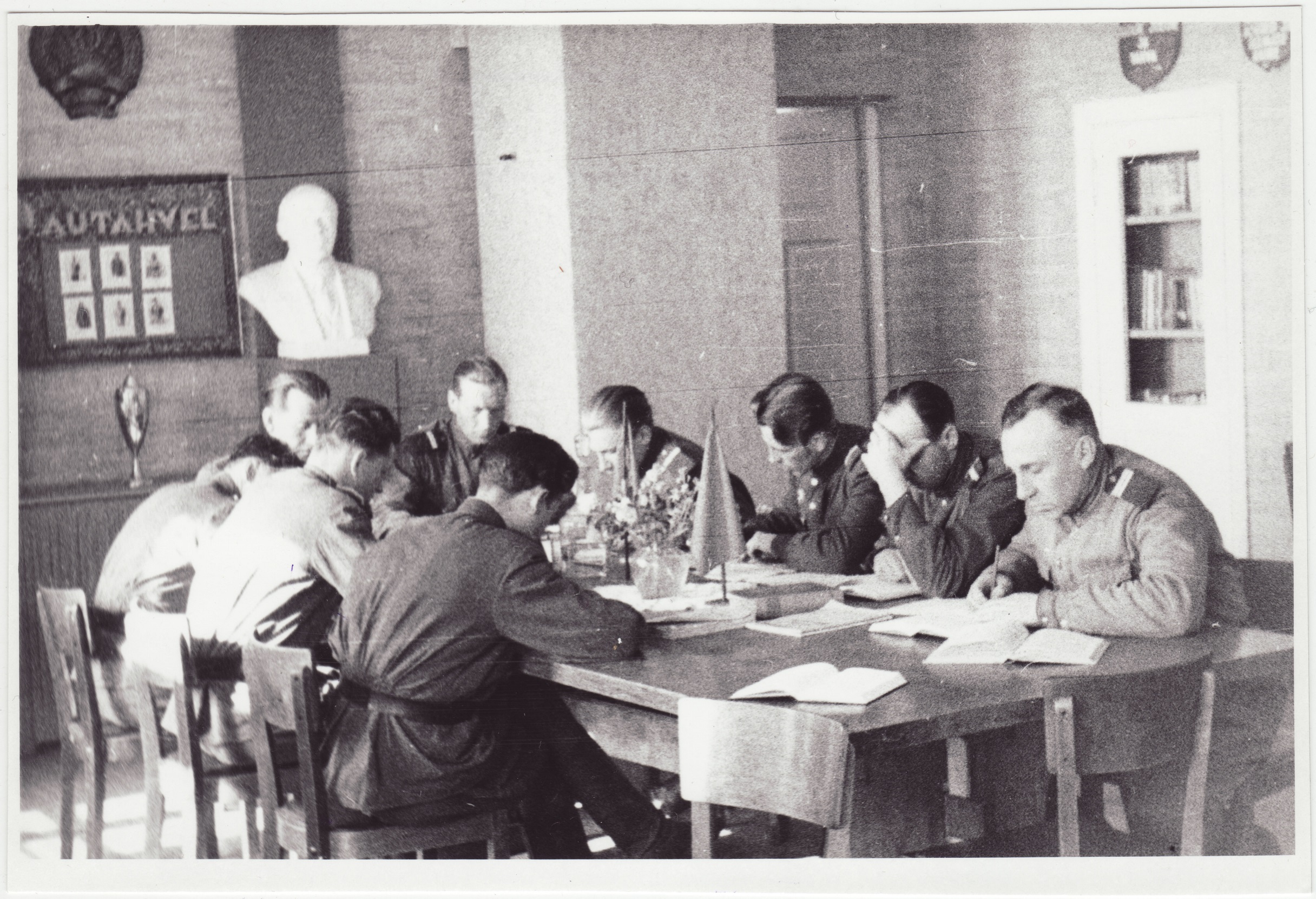 III ÜSTK komandos: valvevahtkond õppetunnis Ankru tn 12, 1951.a.