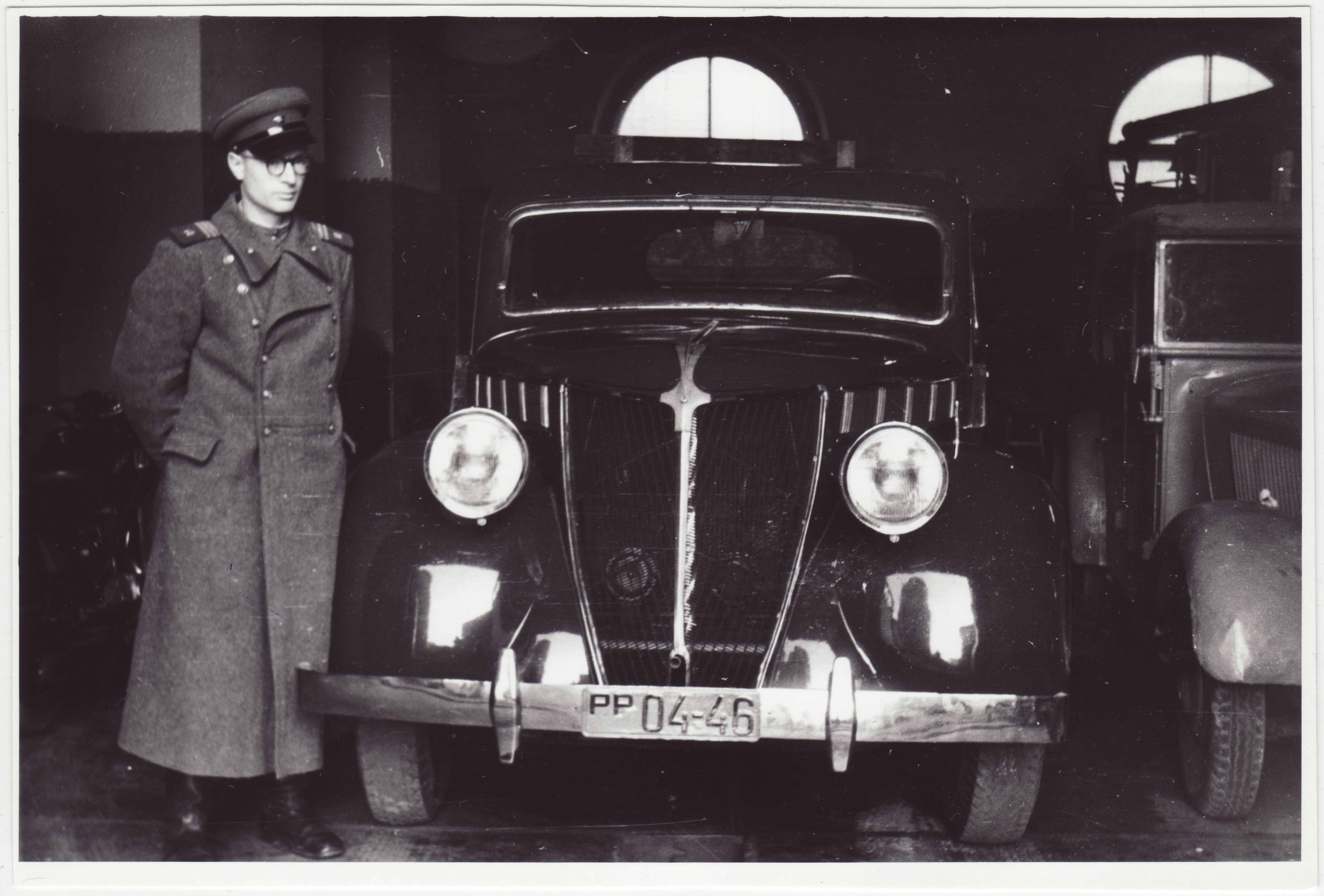 Tuletõrje Valitsuse auto Renault ja selle autojuht Kivimägi Gogoli (Raua) tn 2 garaazis, 1951.a.
