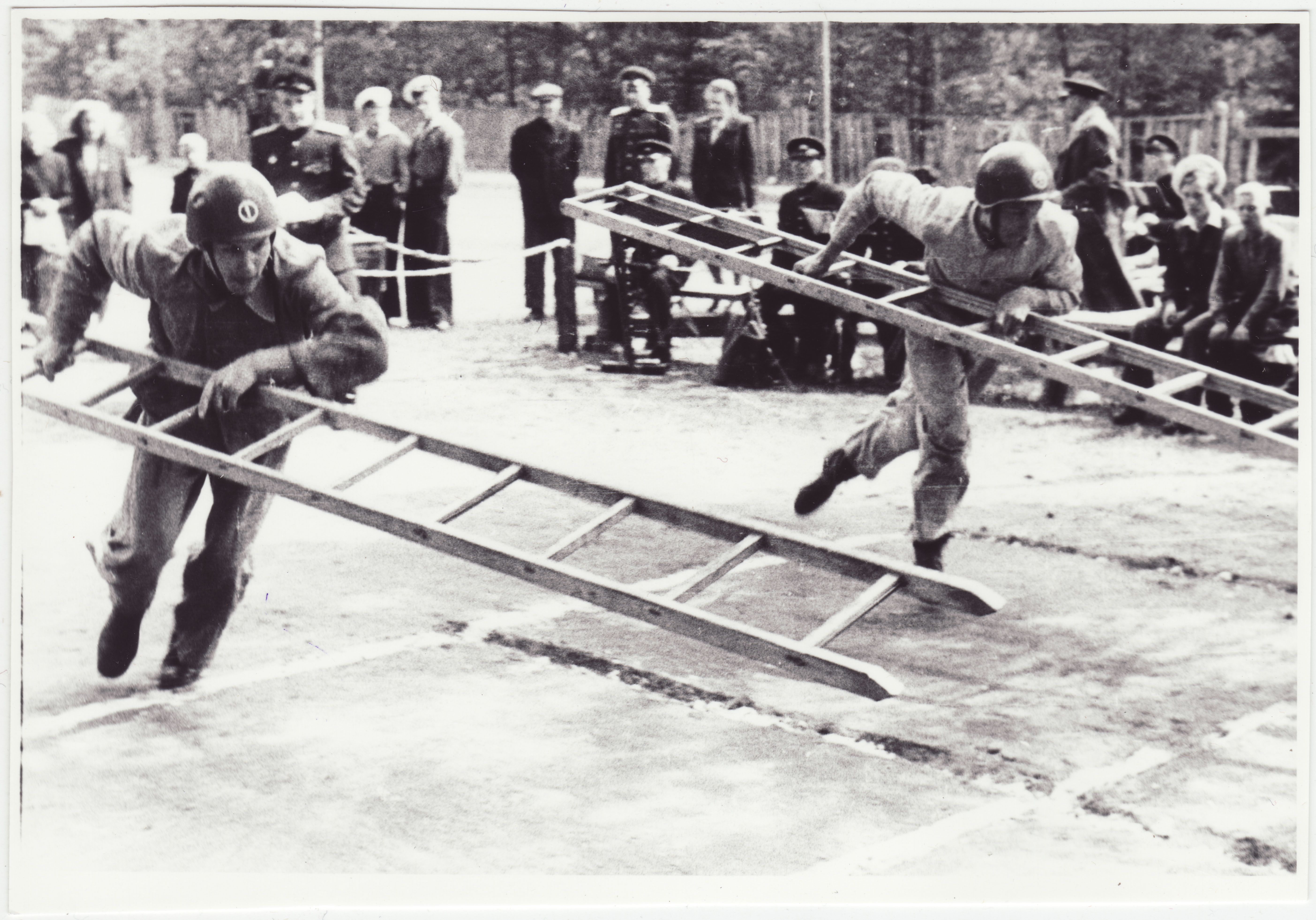 Tallinna sõjaväestatud tuletõrje komandodevahelised võistlused Linda tn 6: start konksredeliga, 1951.a.