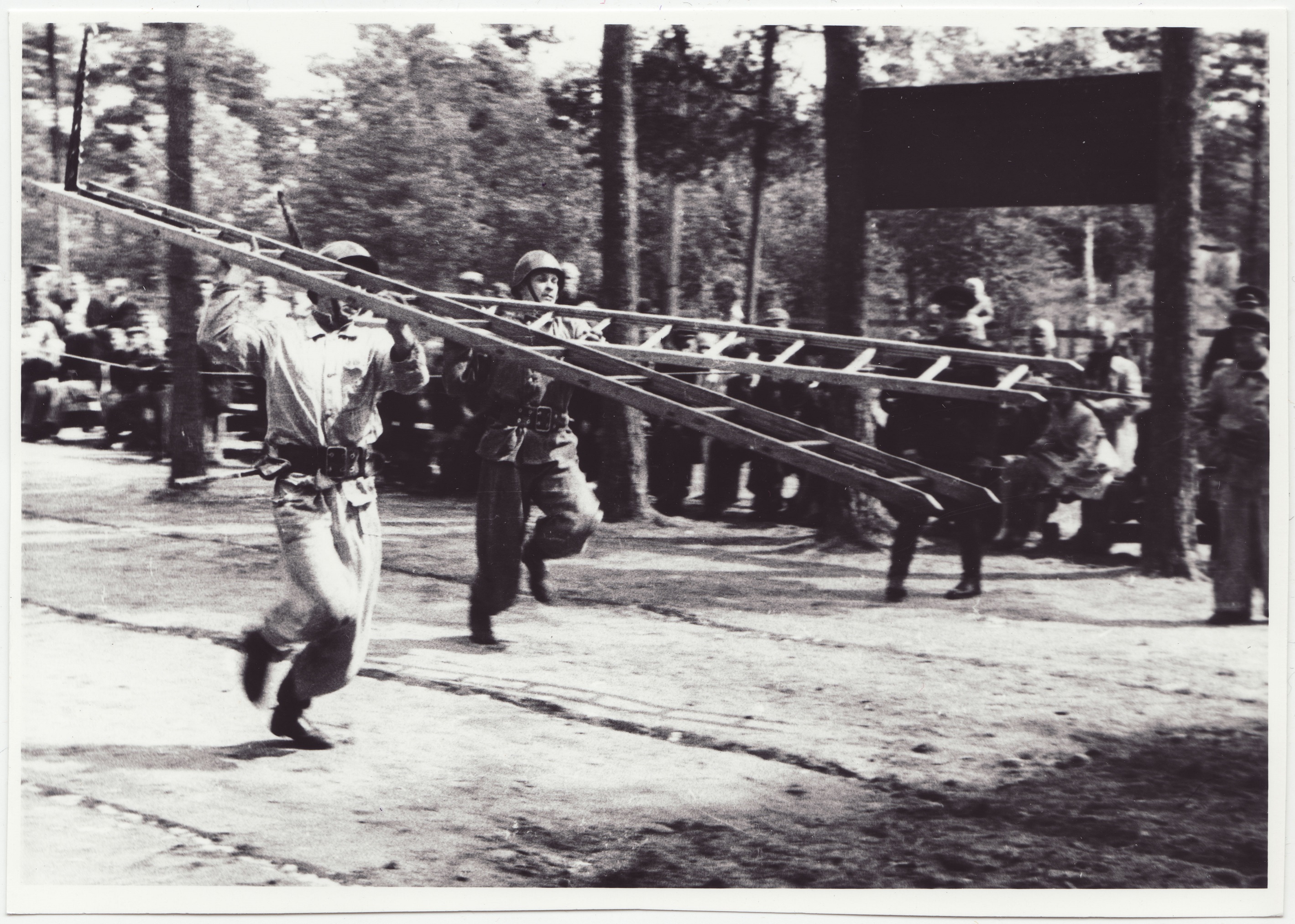 Tallinna sõjaväestatud tuletõrje komandodevahelised võistlused Linda tn 6: jooks konksredelitega, 1951.a.