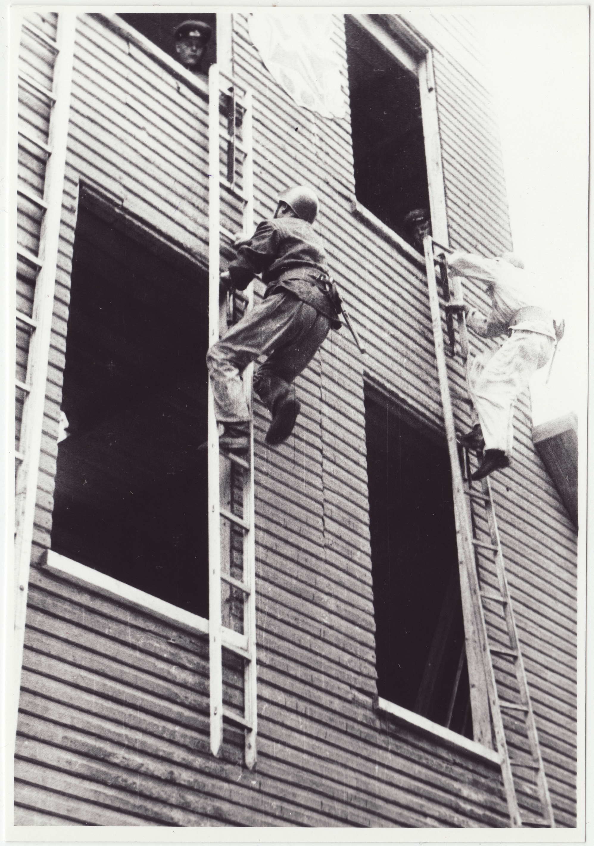 Tallinna sõjaväestatud tuletõrje komandodevahelised võistlused Linda tn 6: konksredeliga ronimine, 1951.a.