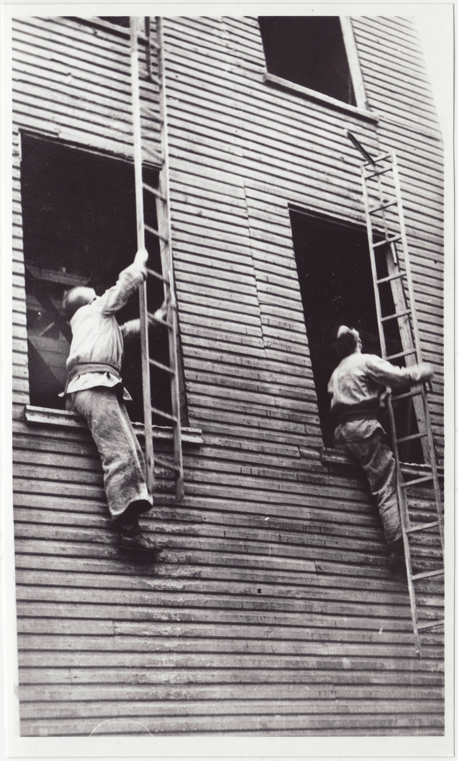 Tallinna sõjaväestatud tuletõrje komandodevahelised võistlused Linda tn 6: konksredeliga tõus 4. korrusele, 1951.a.