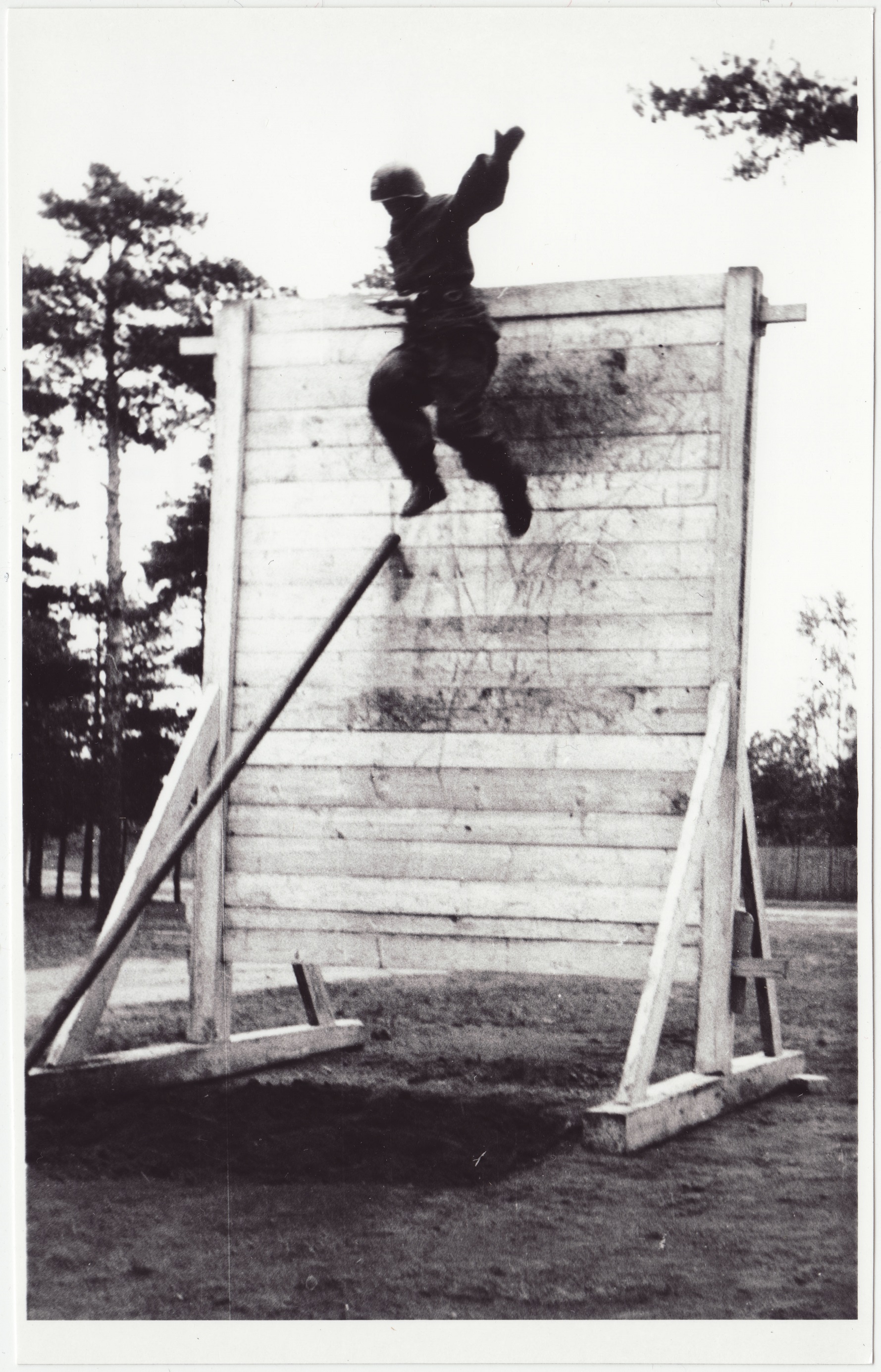 Tallinna sõjaväestatud tuletõrje komandodevahelised võistlused Linda tn 6: 3,5 m plangu ületamine, 1961.a.