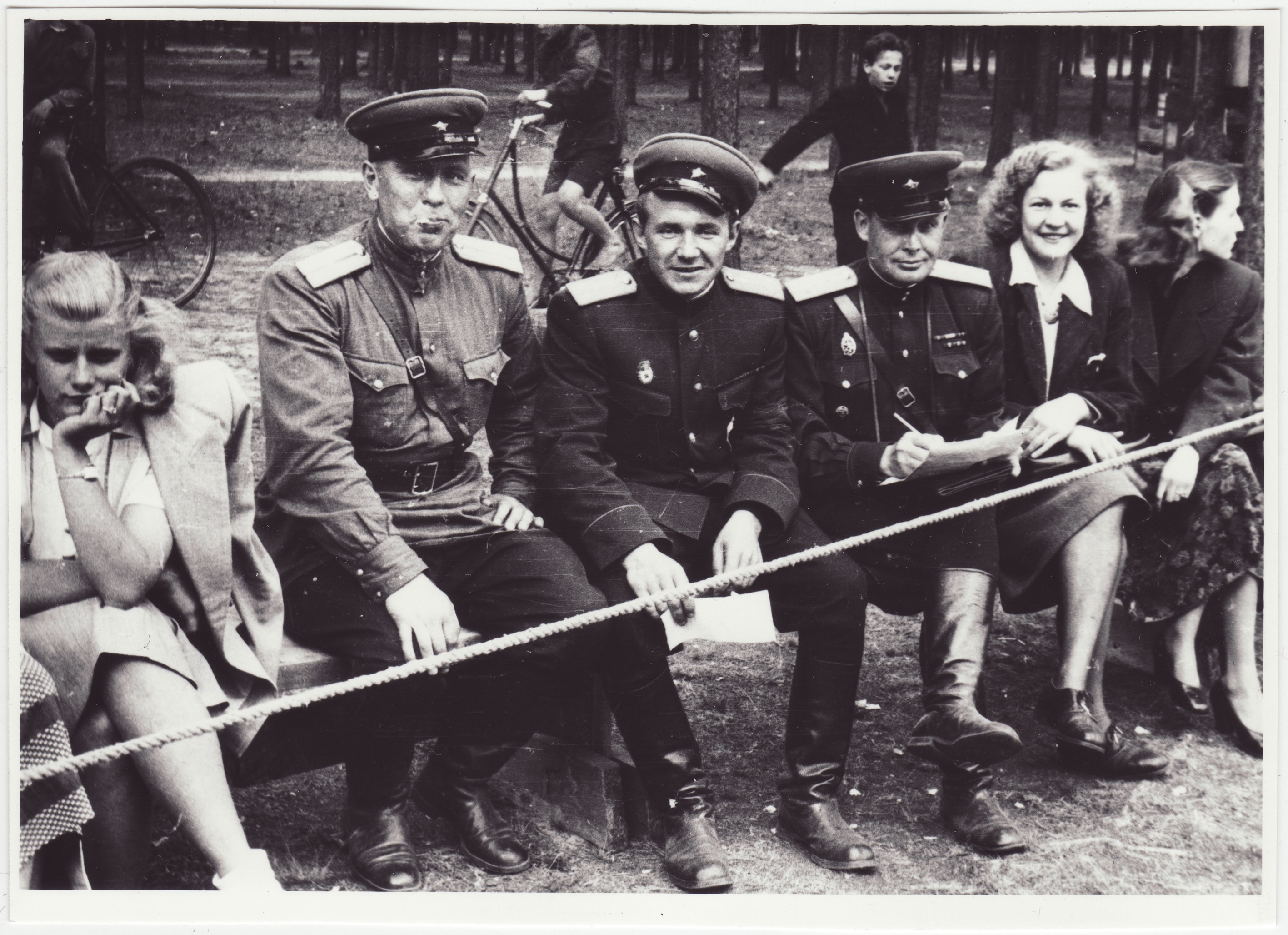 Tallinna sõjaväestatud tuletõrje komandodevahelised võistlused Linda tn 6: võistluste pealtvaatajad, 1951.a.