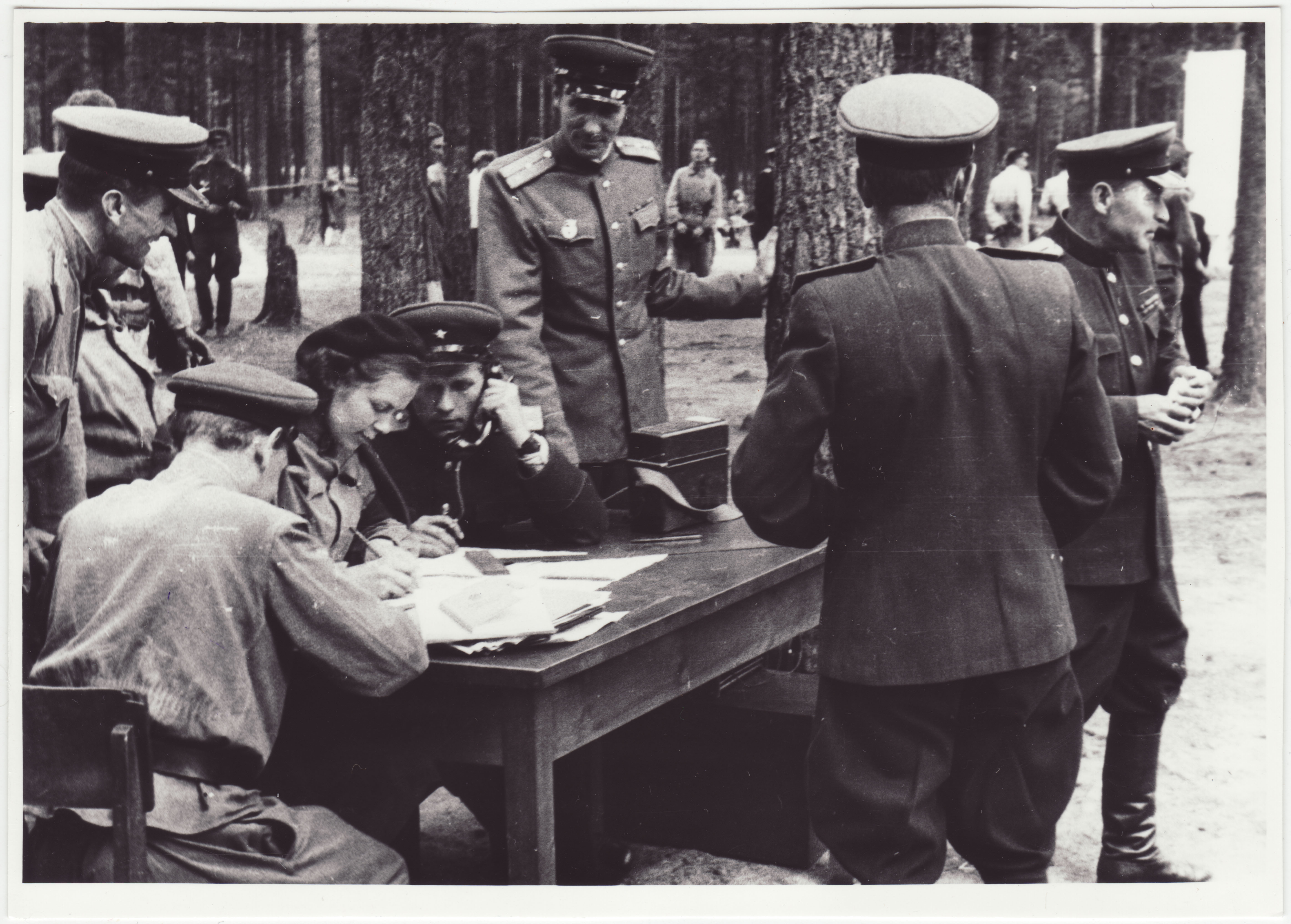 Tallinna sõjaväestatud tuletõrje komandodevahelised võistlused Linda tn 6: kohtunike laua juures, 1951.a.