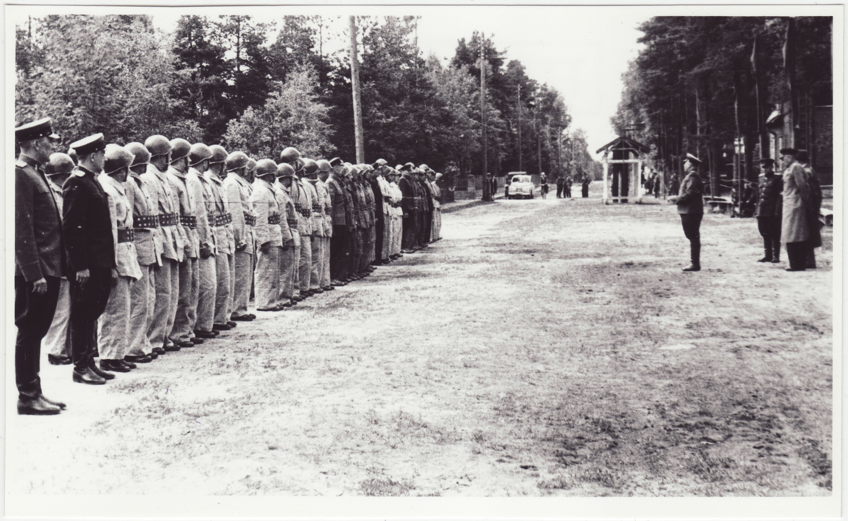 Tallinna sõjaväestatud tuletõrje komandodevahelised võistlused Linda tn 6: võistlejate rivi, 1951.a.