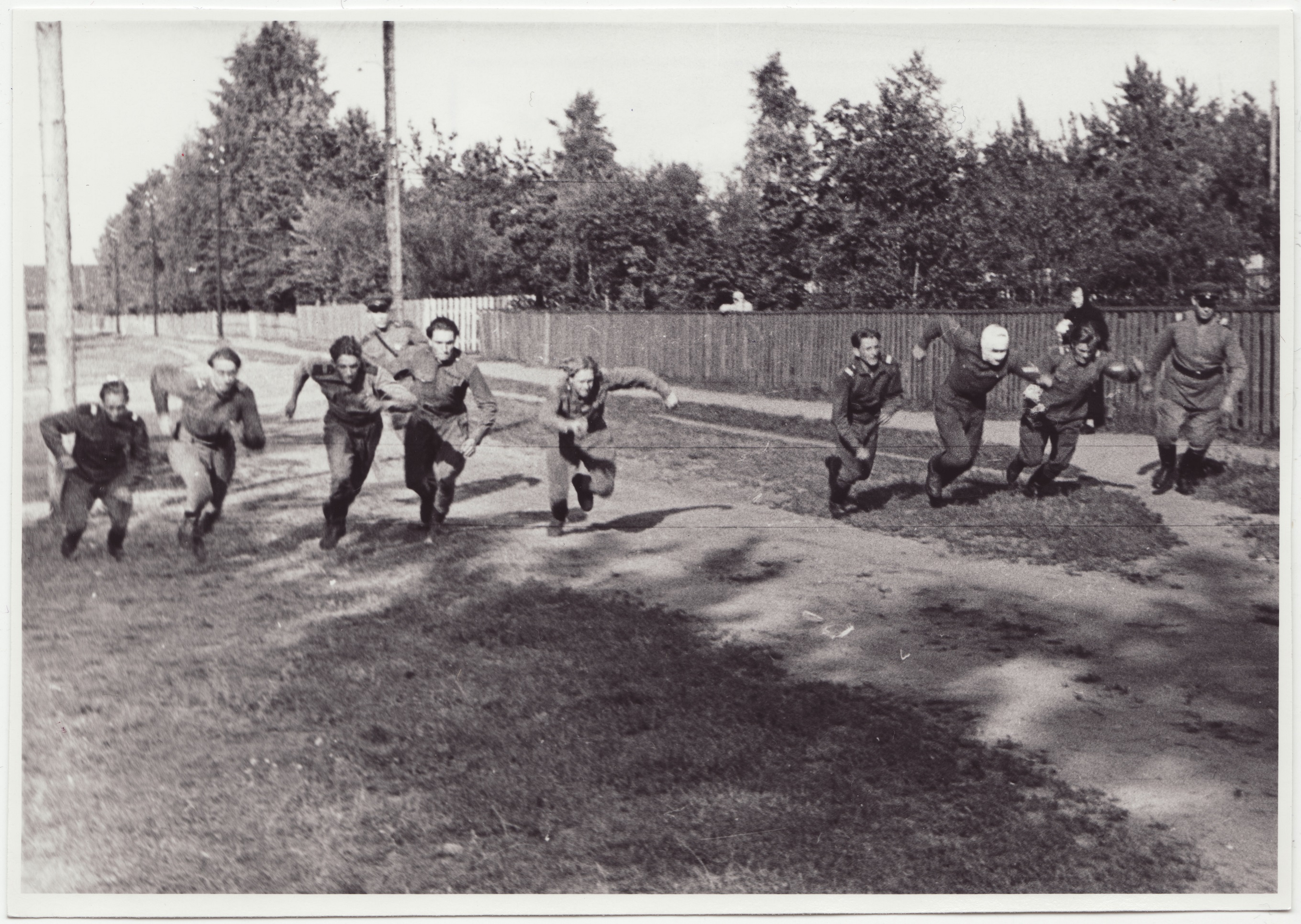 Komandodevahelised tuletõrjevõistlused Tallinnas: Tuletõrjekooli võistkond võistlushargnemise stardis, 1950.a.
