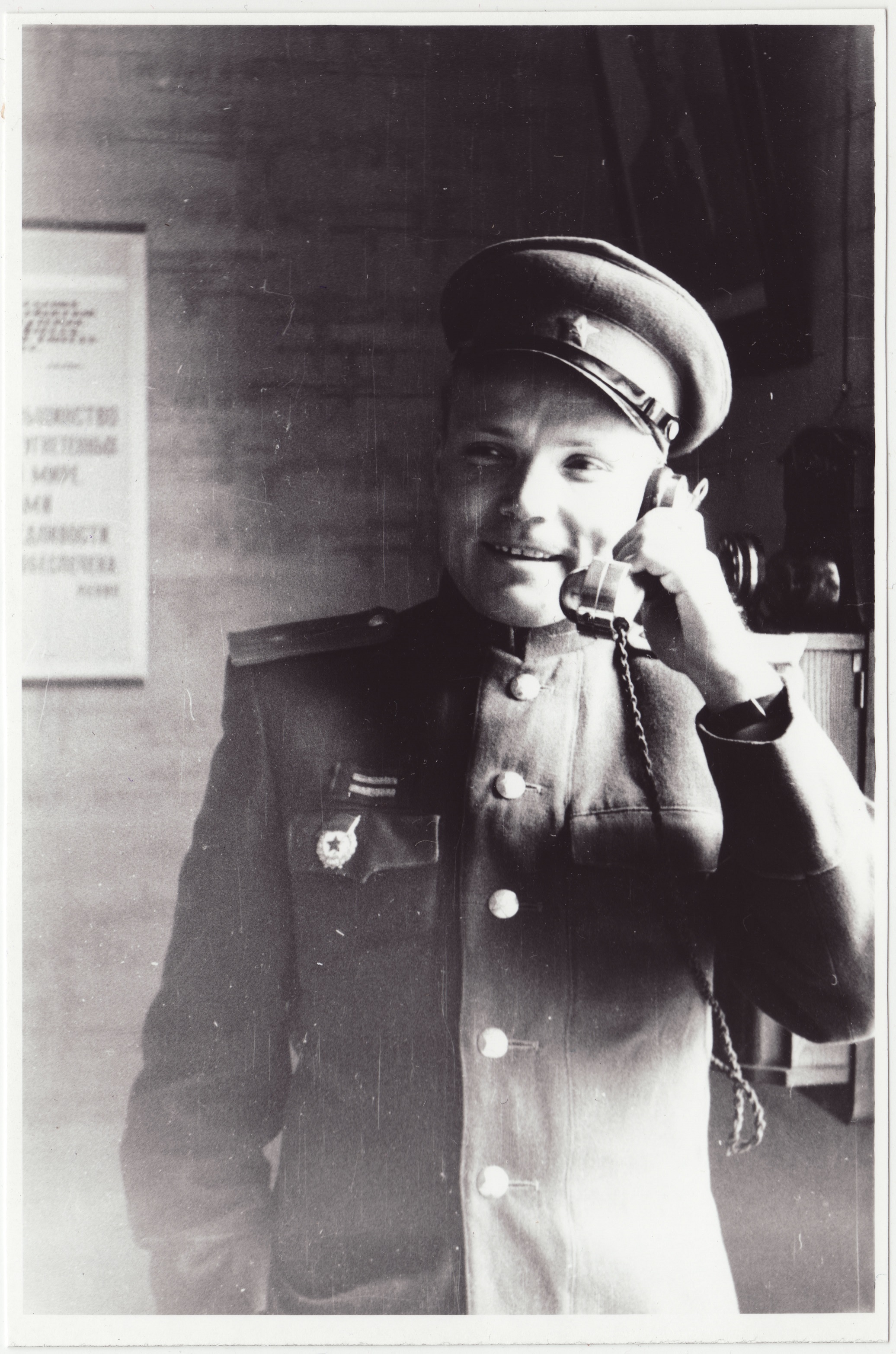 III ÜSTK vahtkonna ülem A.-V. Keel telefoniga rääkimas, 1952.a.