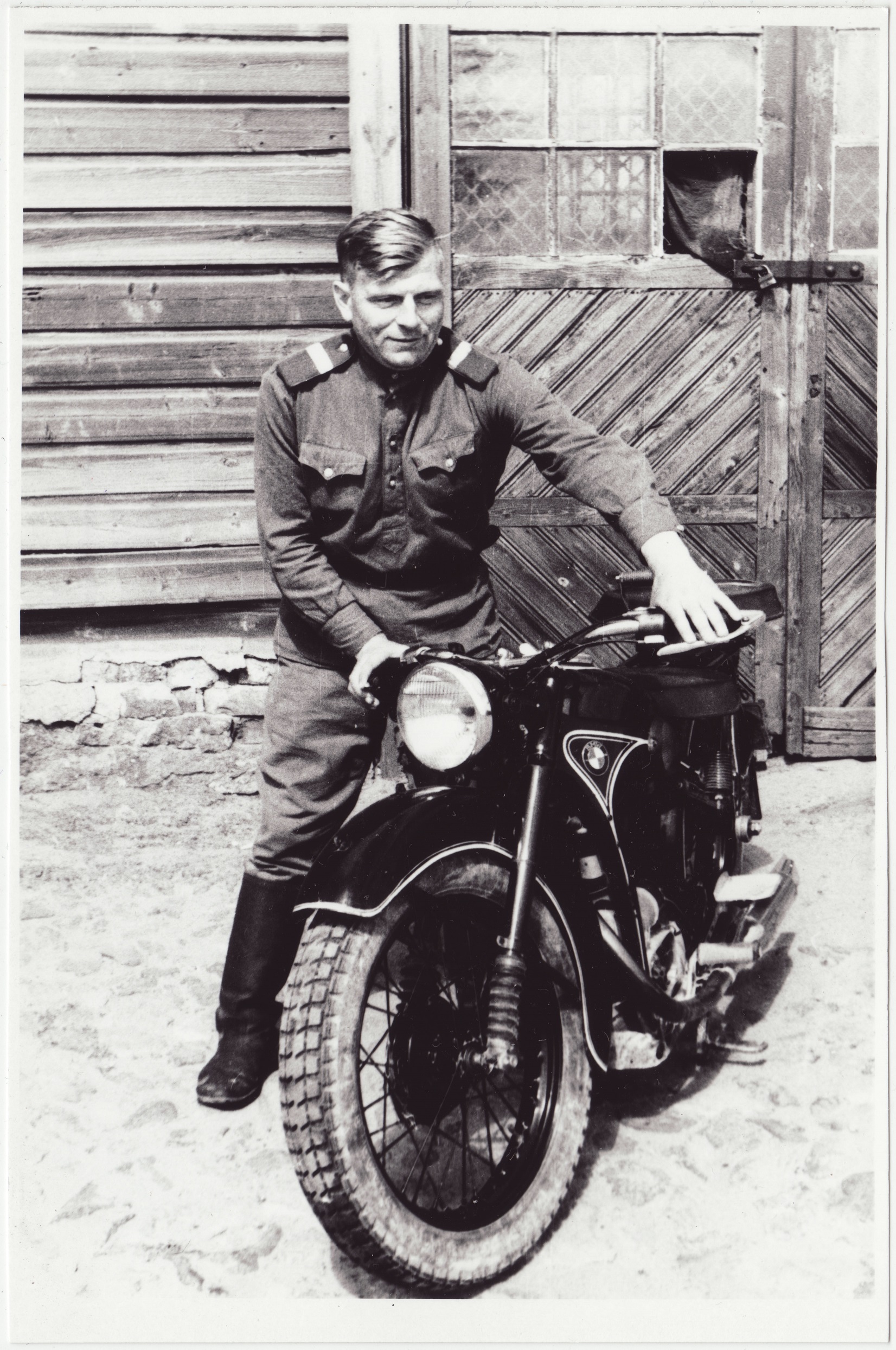III ÜSTK tõrjuja Tabirov mootorrattaga, 1952.a.