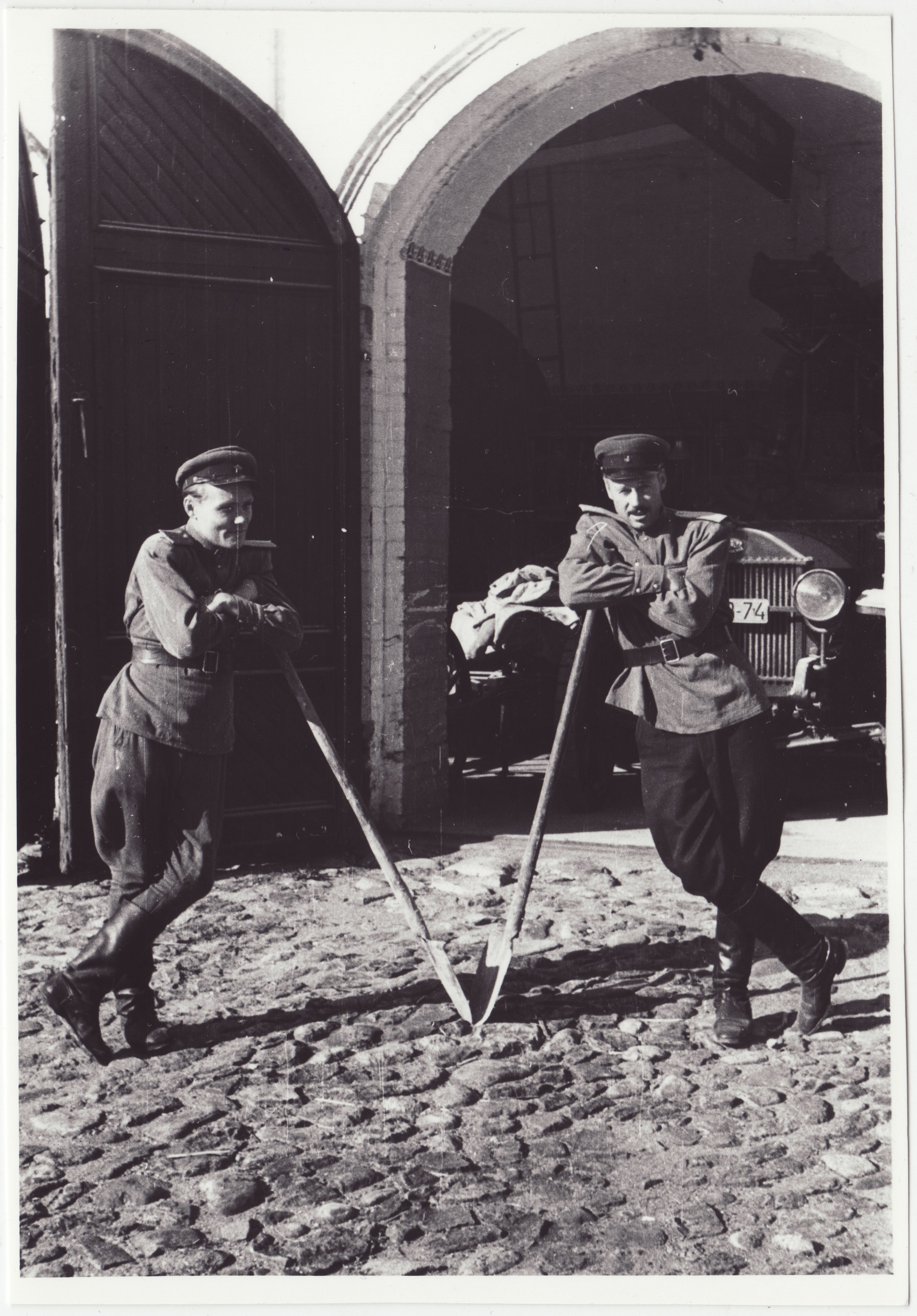 III ÜSTK ruumide remont Ankru tänaval: komandoülem R. Mägi ja tema asetäitja V.-A. Keel labidatele toetamas, 1950.a.