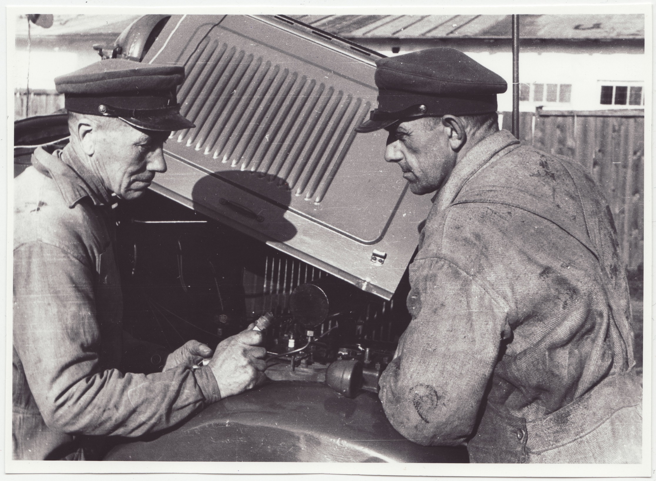 V STTÜ töömehed mootori süüteküünlaid kontrollimas, 1950.a.