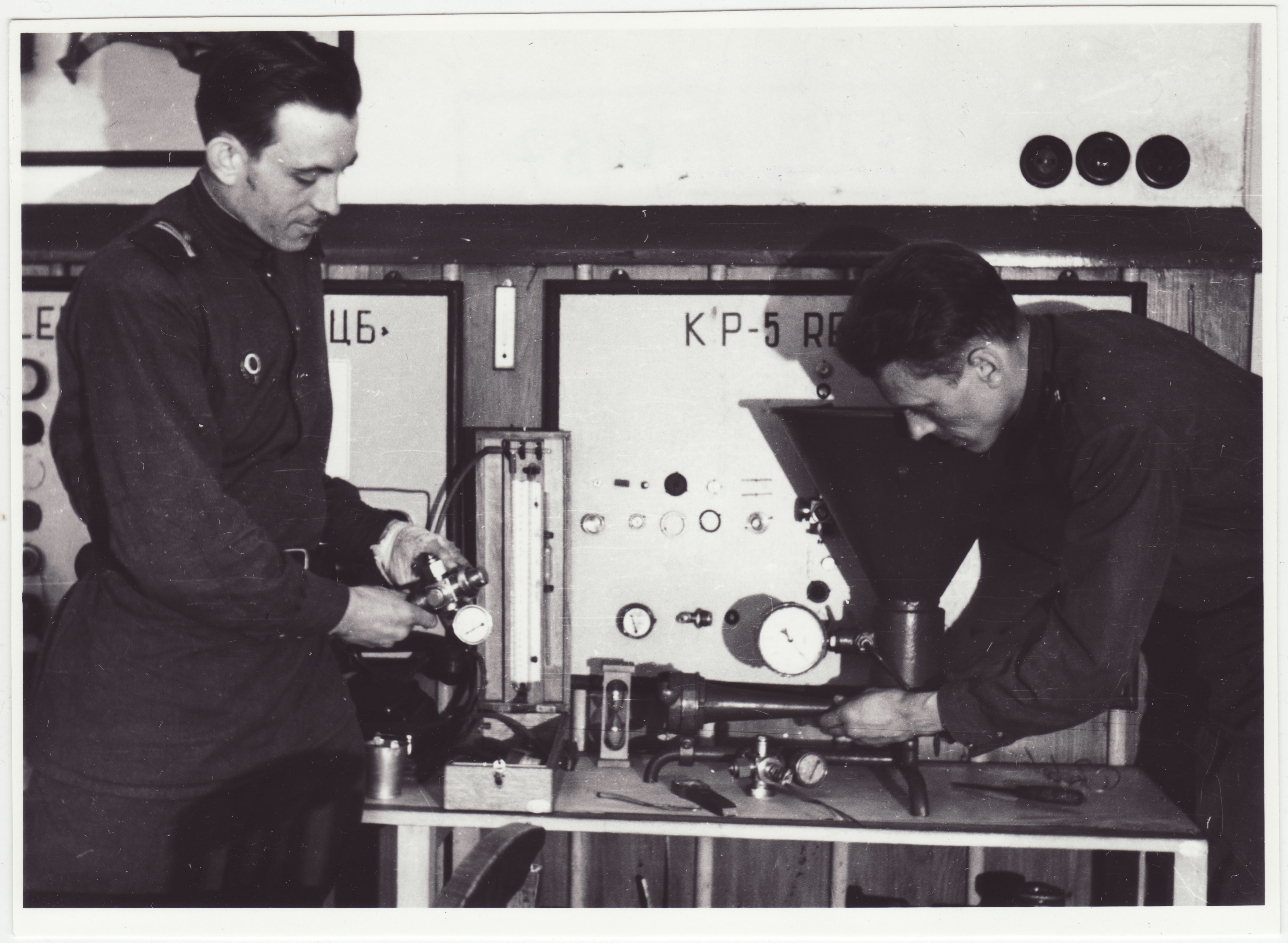 Tuletõrjekooli kursandid õppevahendeid korrastamas, 1950.a.