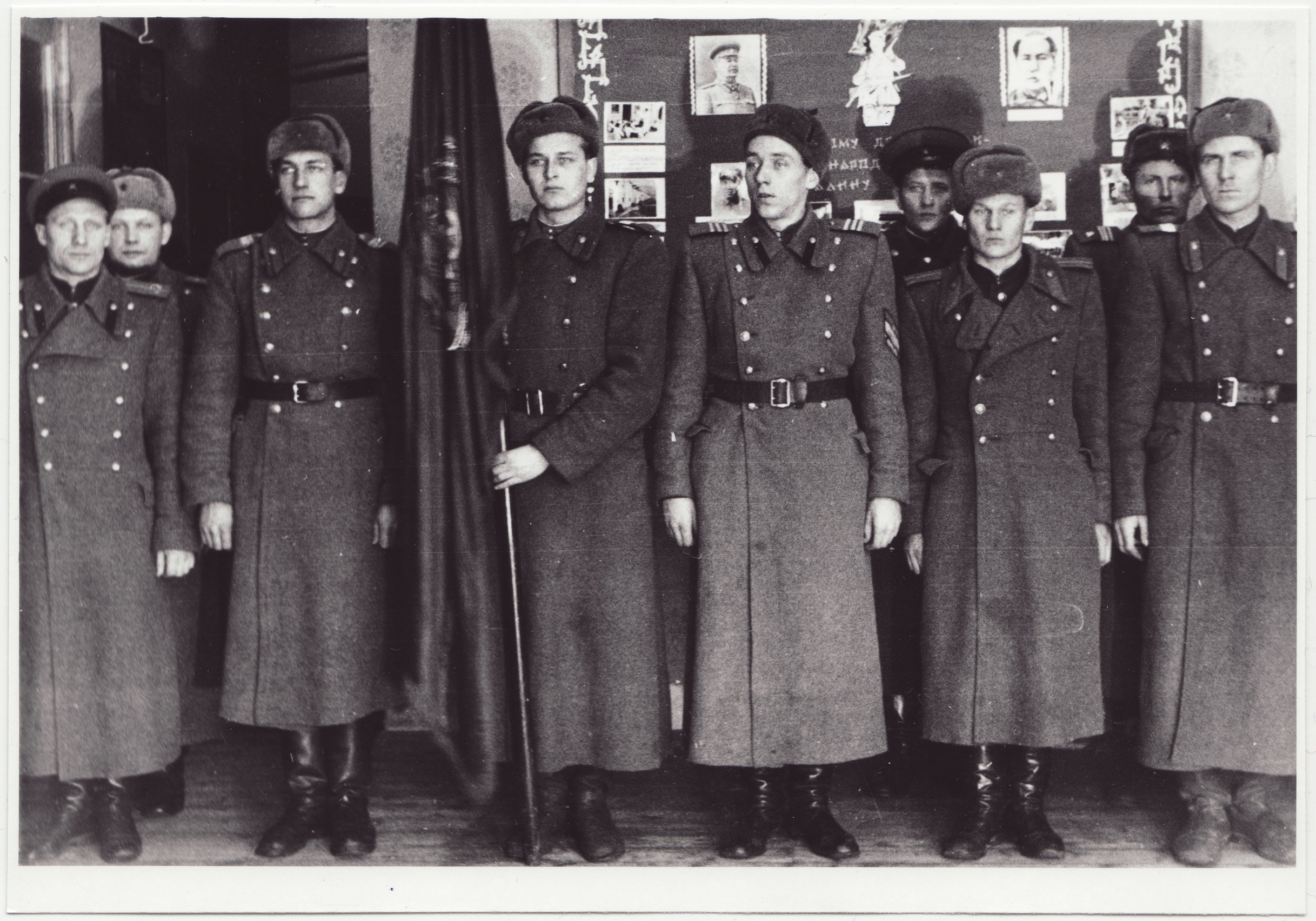 Rändlipu üleandmisel parimale (II ÜSTK) Tallinna tuletõrjekomandole: meeskonna rivi lipuga, 1951.a.