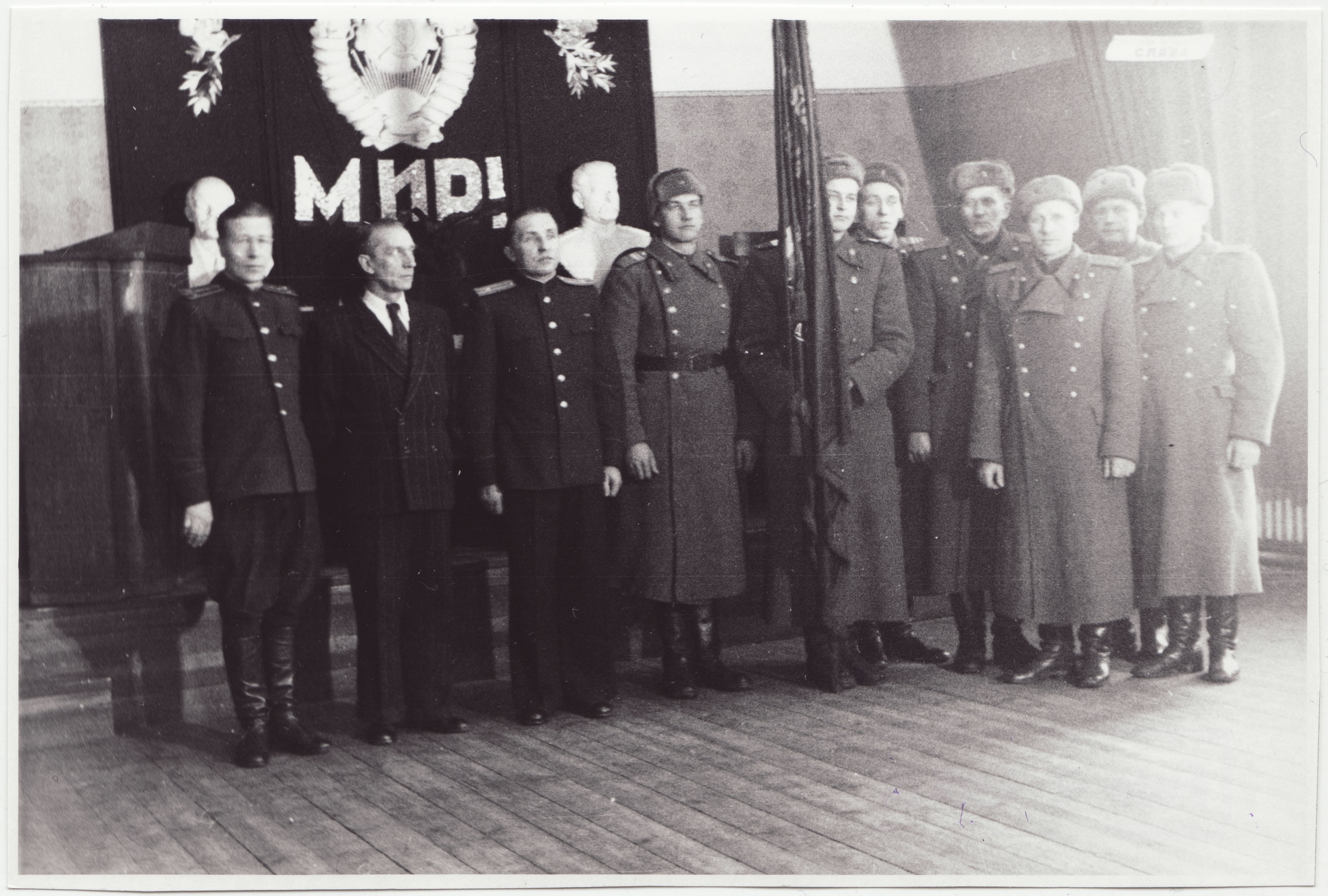 Rändlipu üleandmisel parimale (II ÜSTK) Tallinna tuletõrjekomandole: juhtkond lipu ees, 1951.a.