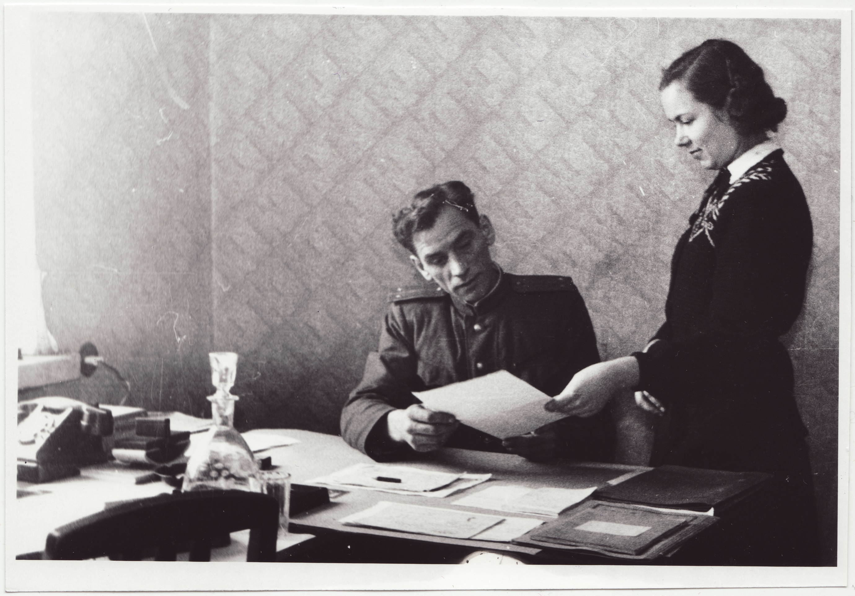 Tuletõrjekooli ülema asetäitja K. Randorg ja sekretär L. Petrova kooli kantseleis, 1951.a.