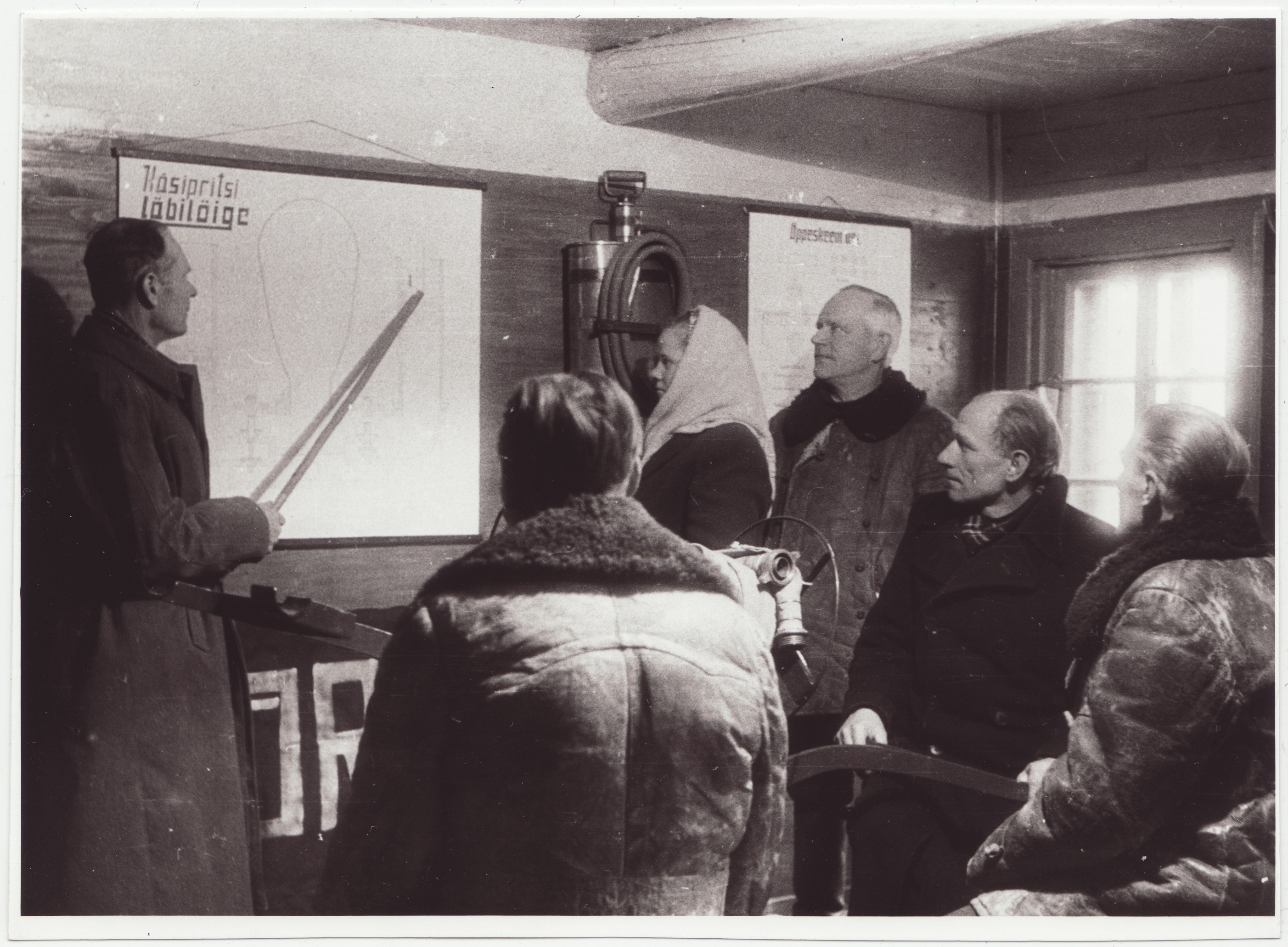Jõgeva raj. "Ühistöö" kolhoosi VTS esimees K. Ponna tuletõrjeinstruktaaži läbi viimas, 1953.a.