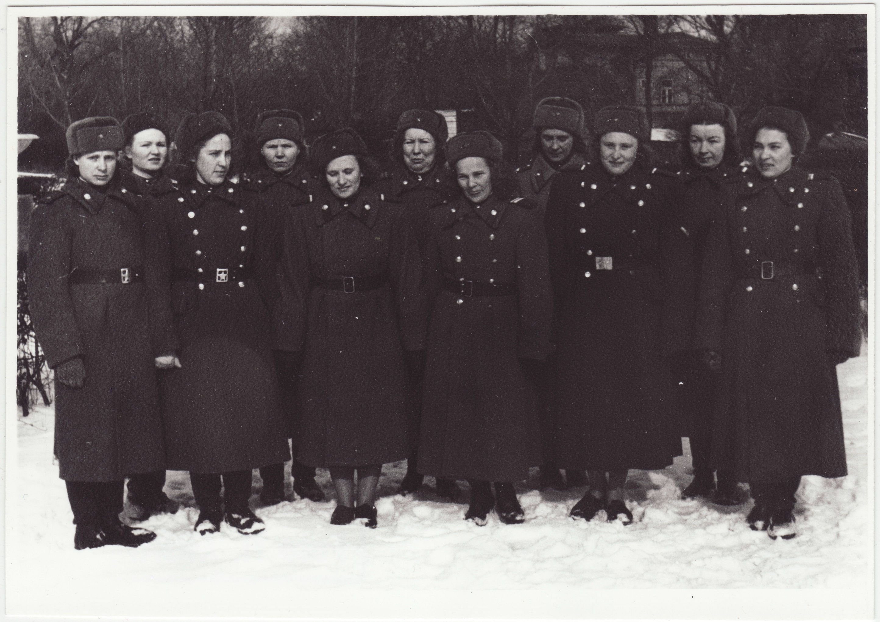 Tallinna sõjaväestatud tuletõrje komandode riviline ülevaatus: naisteenistujate rivi, 1955.a.