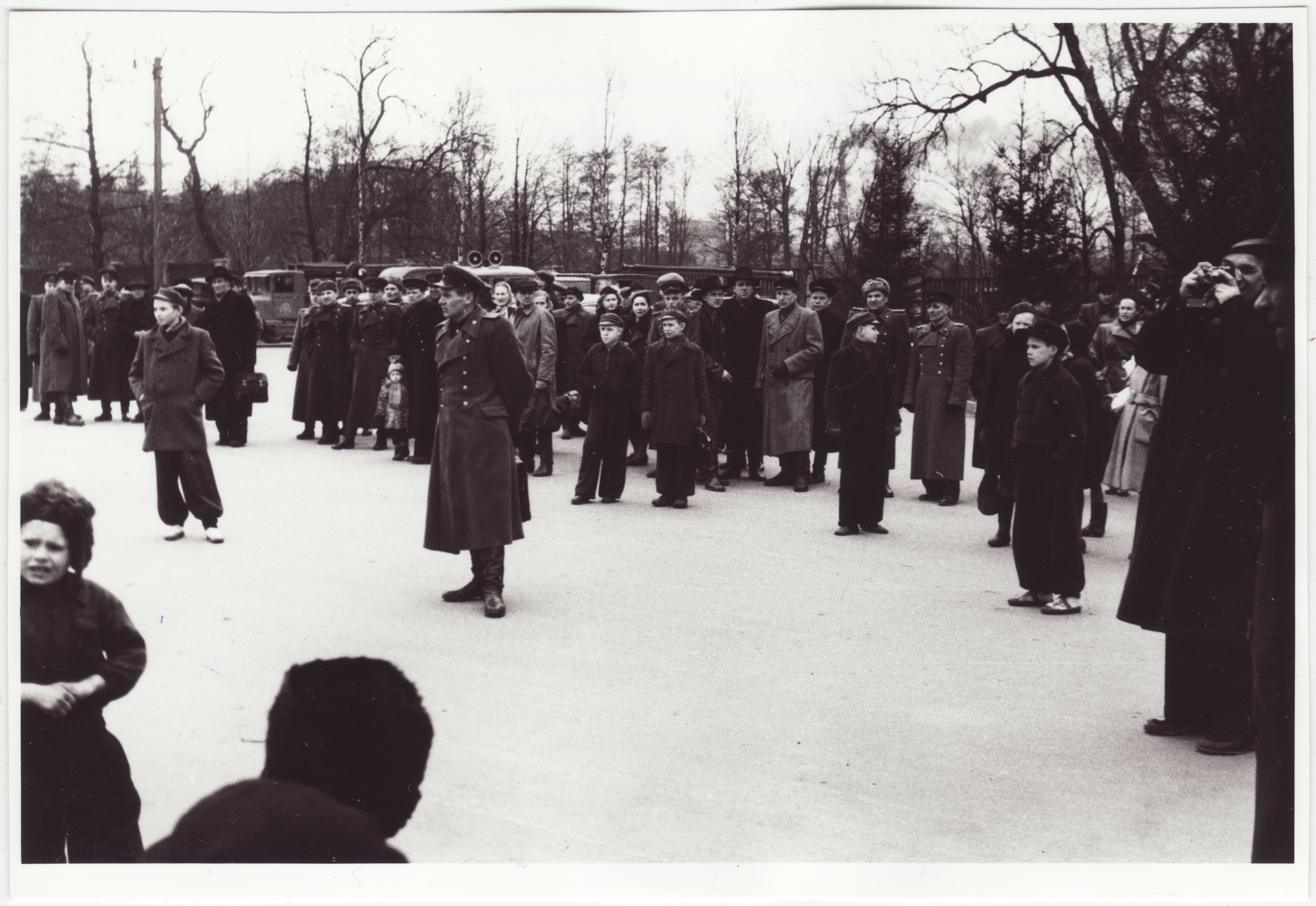 Sõjaväestatud tuletõrjekomandode teatejooks: pealtvaatajad, 1954.a.