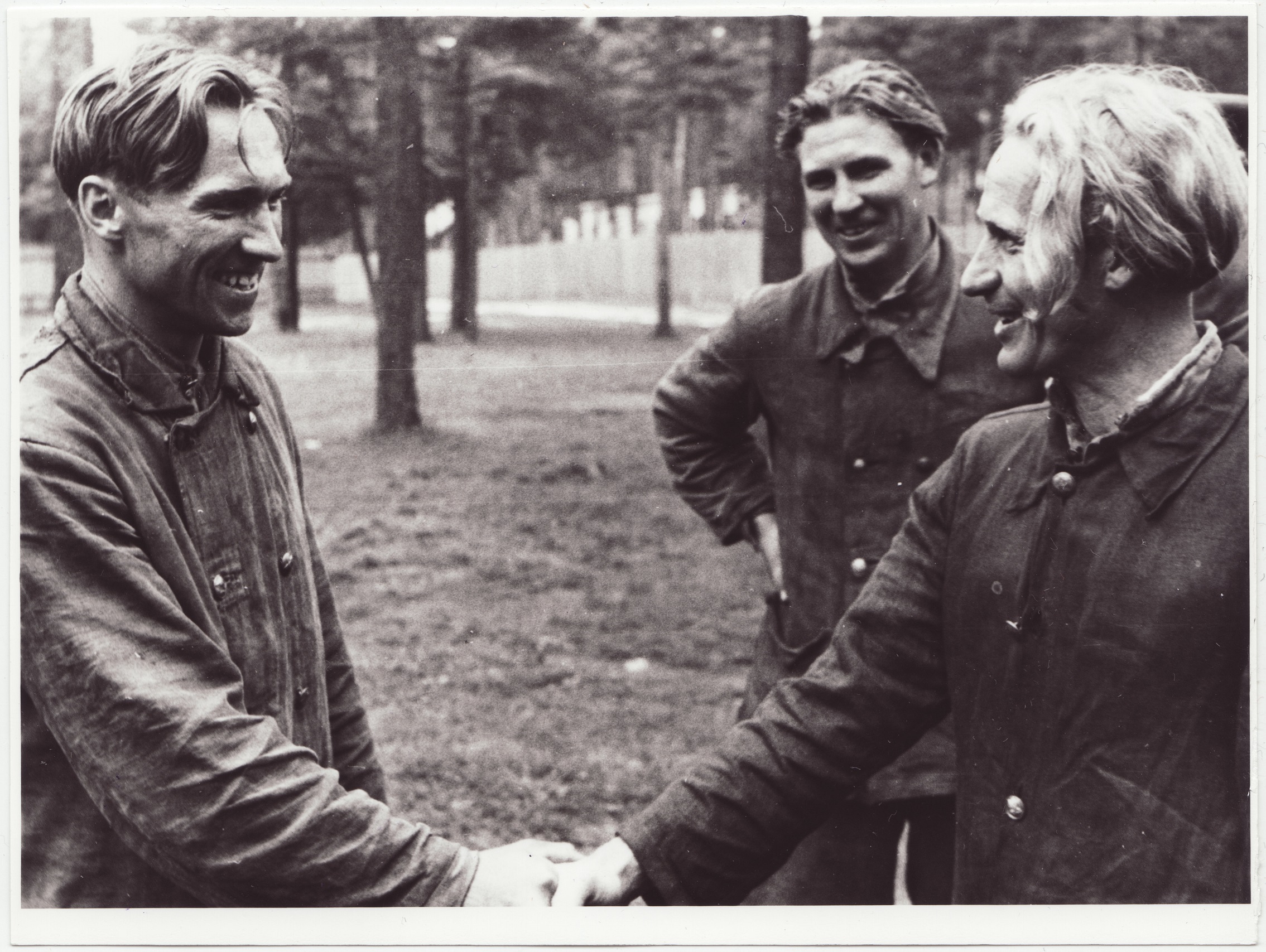III ÜSTK ülem L. Haljaste (paremal) õnnitleb oma komando võistlejat Järve tubli saavutuse eest, 1954.a.