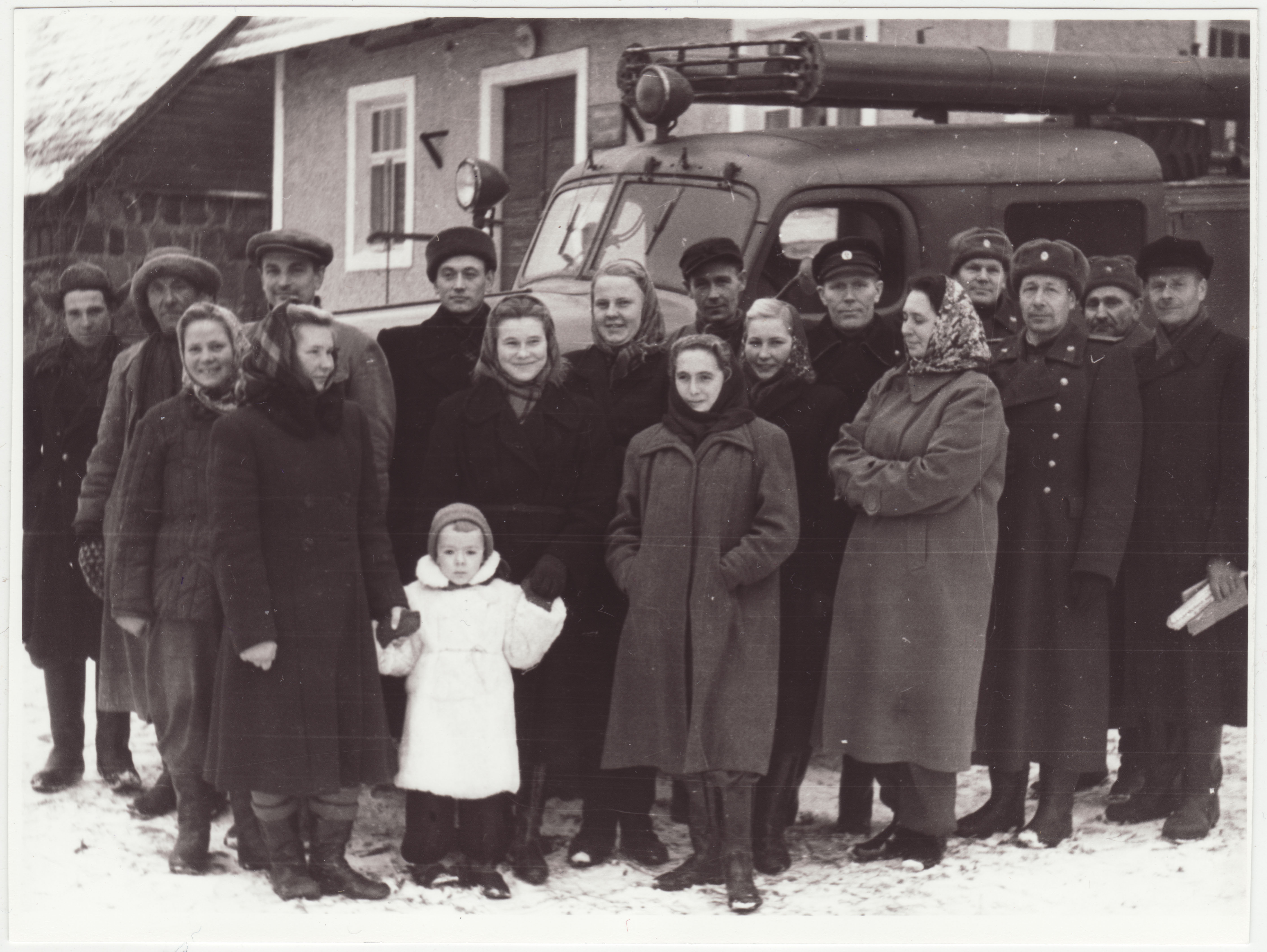 Jõgeva "Ühistöö" kolhoosi VTS liikmeid koos kontrollkomisjoniga, 1955.a.