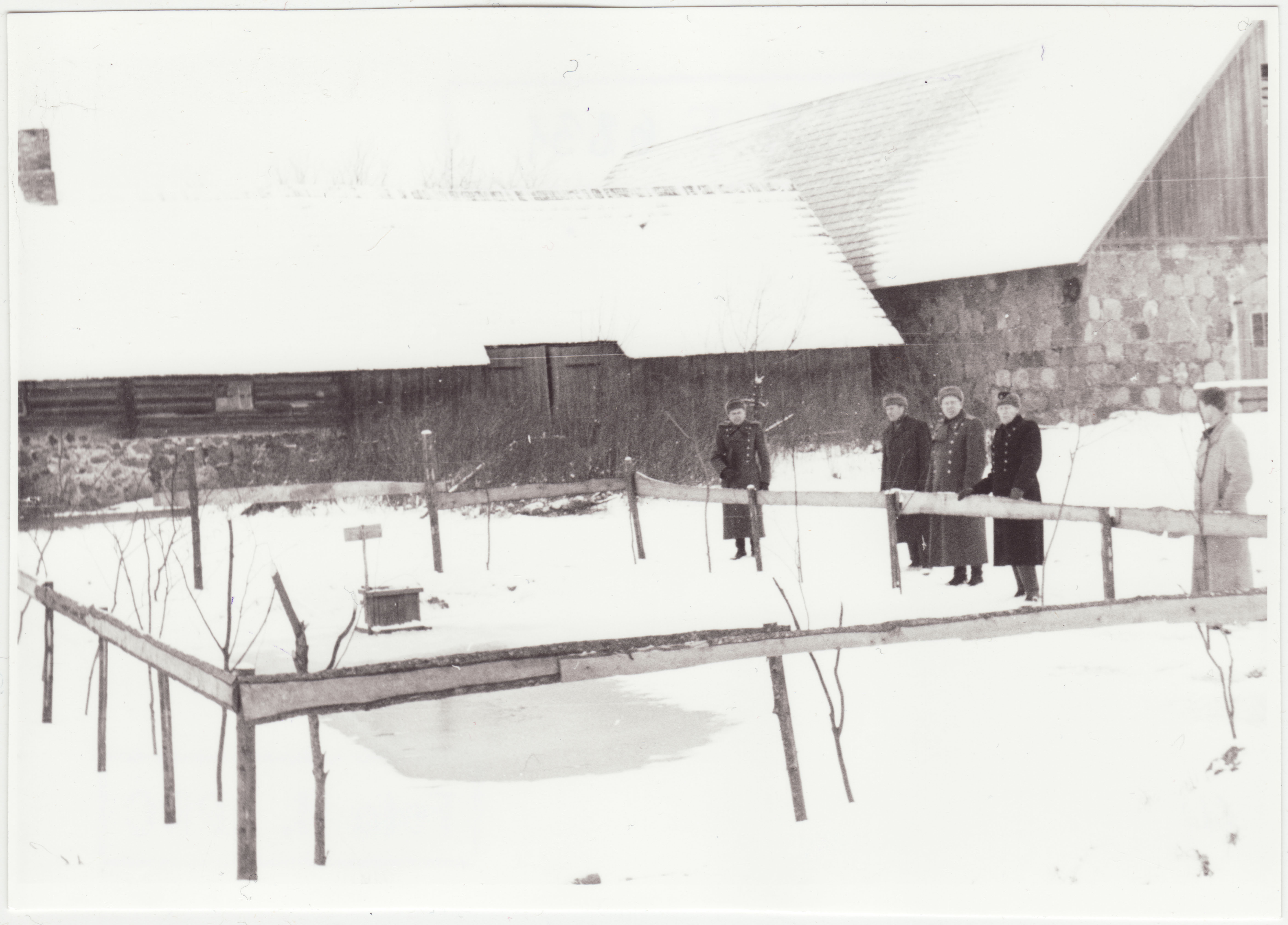 Kolhooside VTS kontroll: veevõtukohta üle vaatamas, 1954.a.