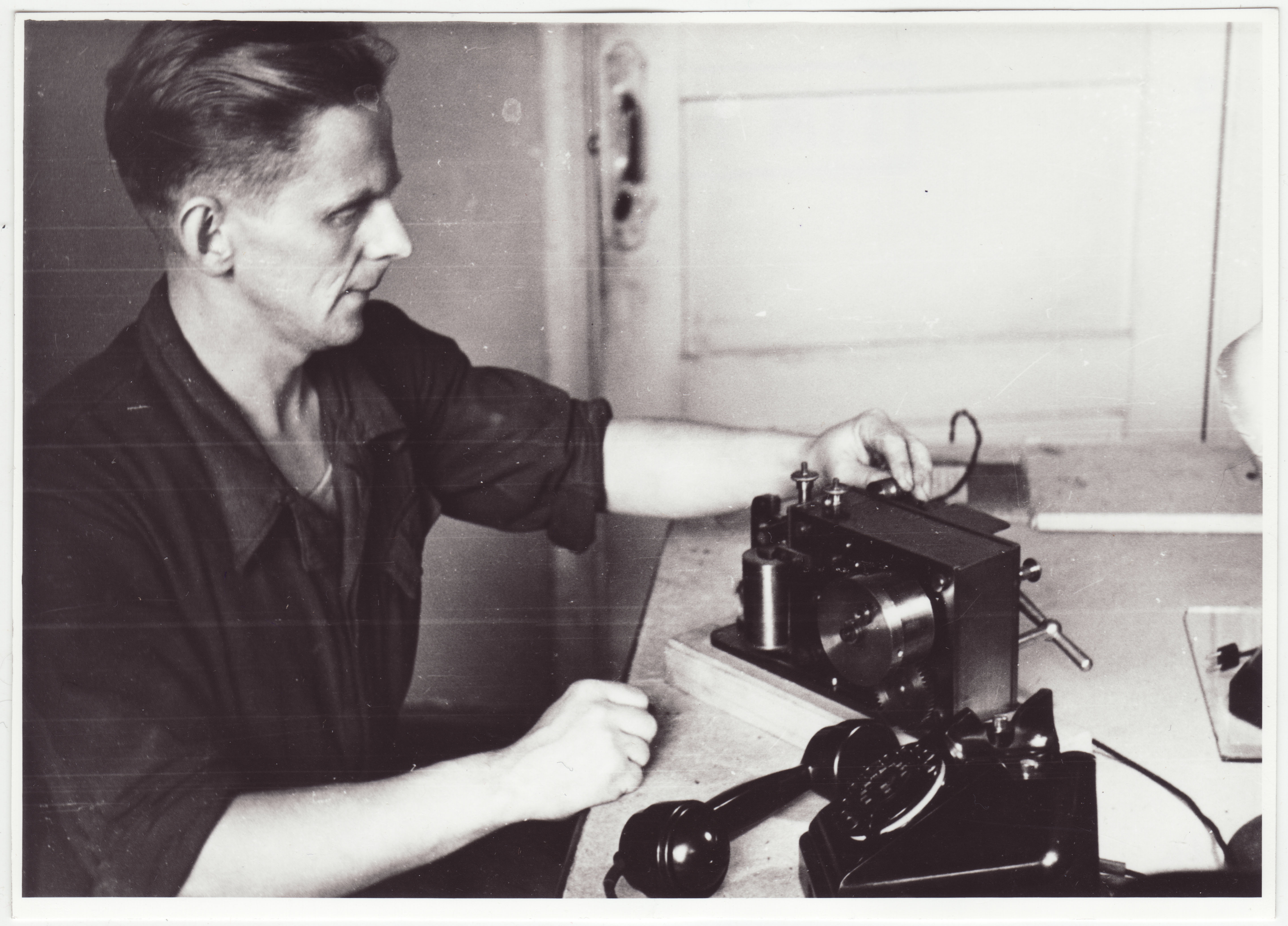 V STTK sidetehnik J. Ojasoo enda konstrueeritud aparaadi juures, 1954.a.