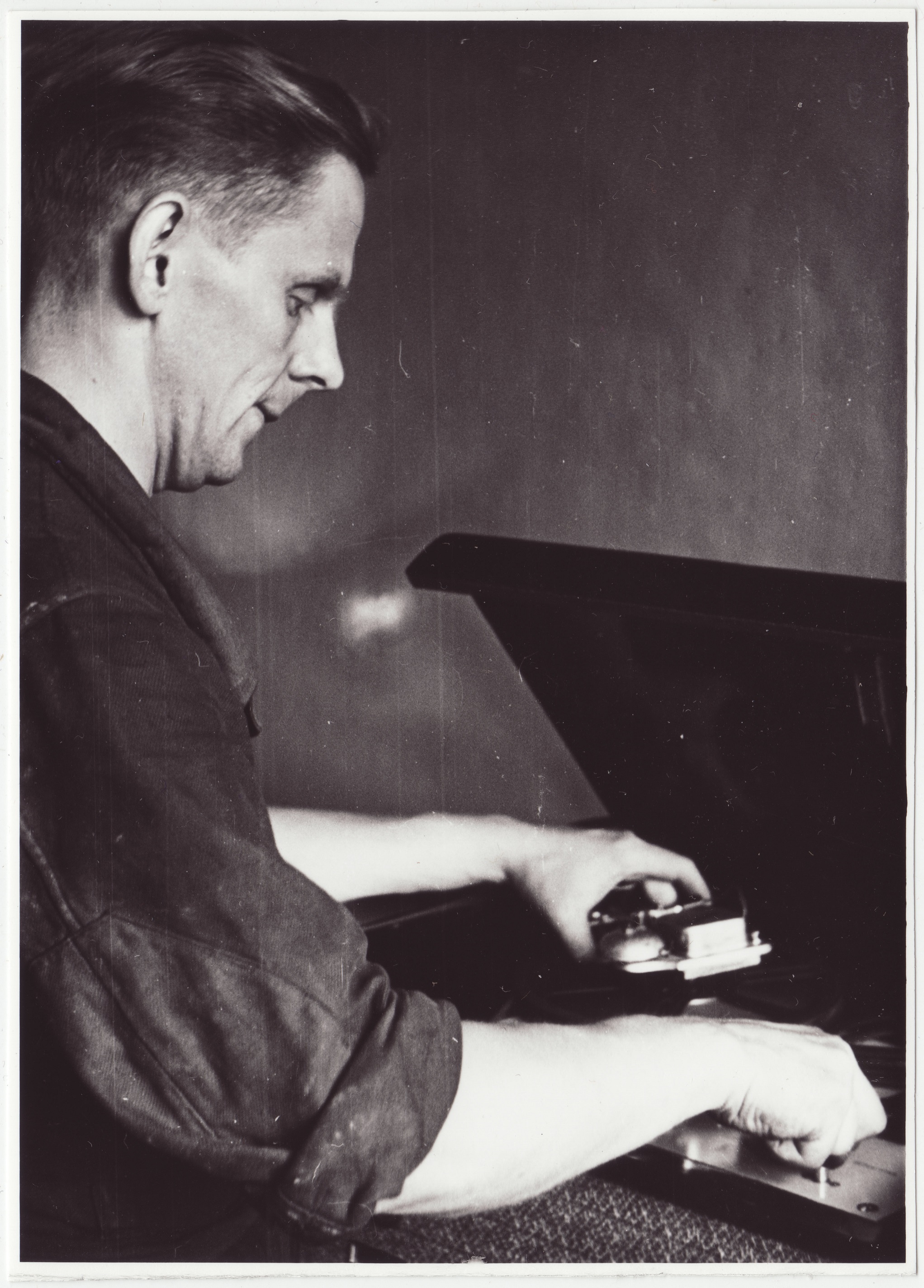 V STTK sidetehnik J. Ojasoo magnetofonile täiendusseadet monteerimas, 1954.a.