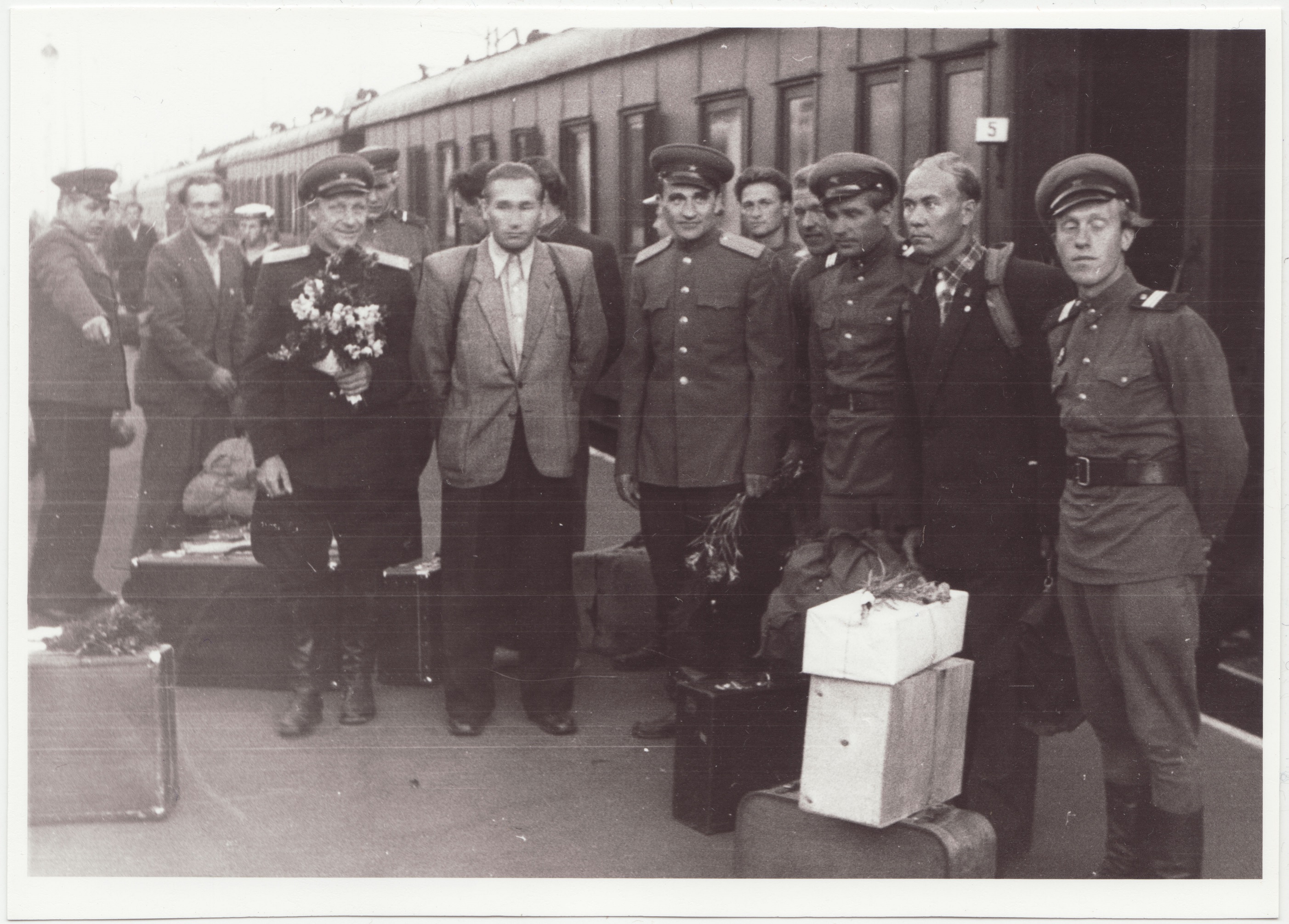 Grupifoto: üleliiduliselt tuletõrjespordivõistlustelt saabunud sportlased, 1955.a.