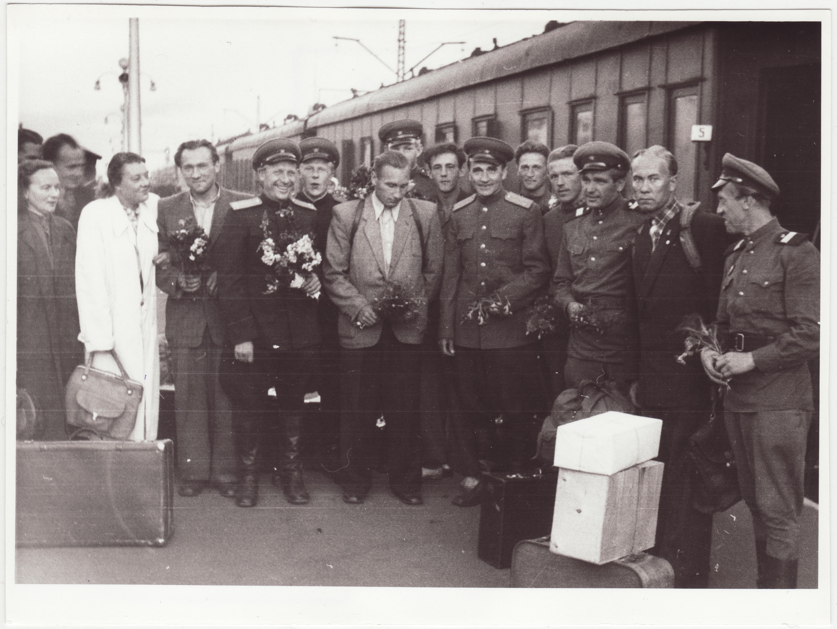 Grupifoto: üleliiduliselt tuletõrjespordivõistlustelt saabunud sportlased koos vasuvõtjatega Balti jaamas, 1955.a.