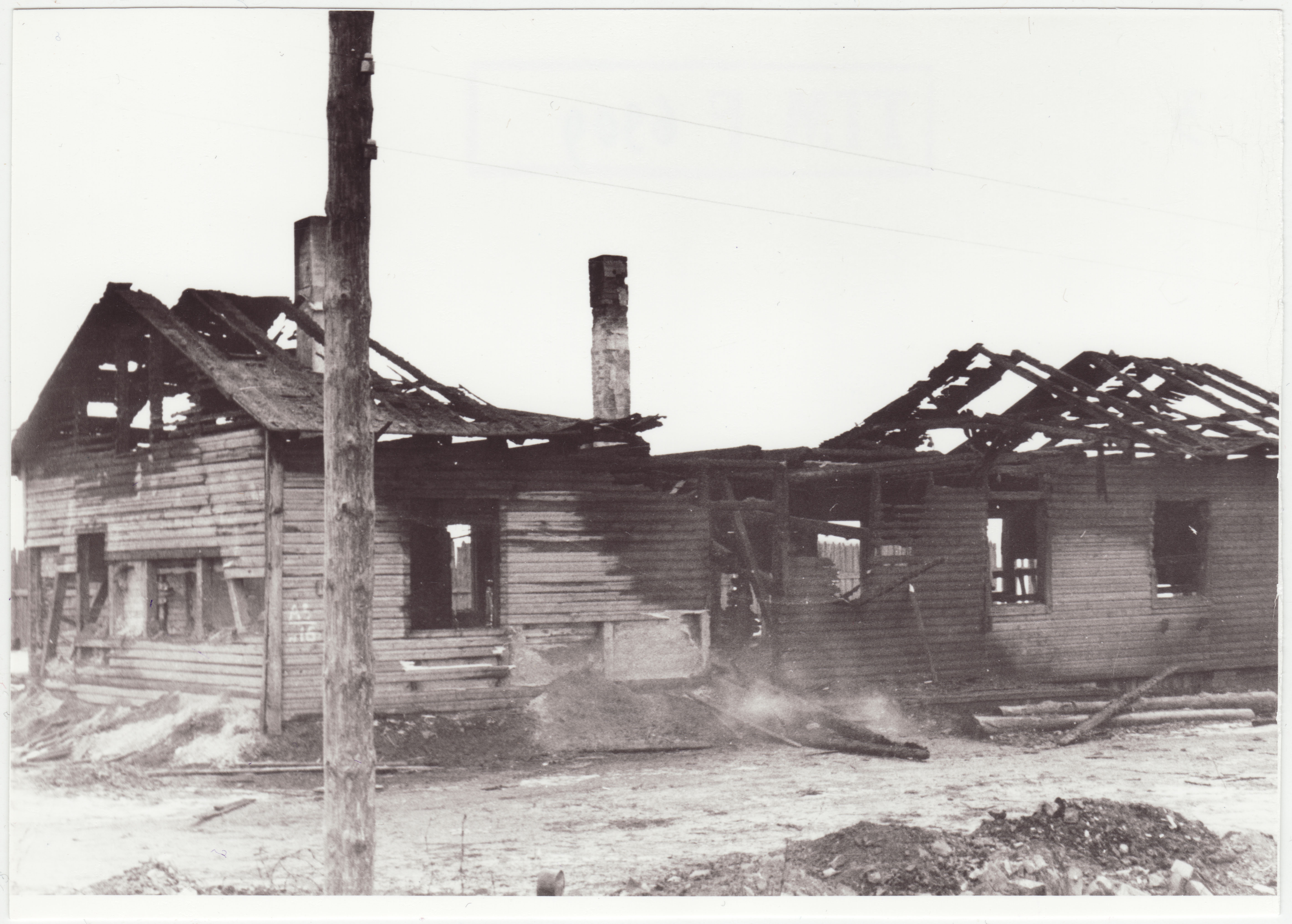 Tulest kannatada saanud barakk-elamu Koplis, 1955.a.