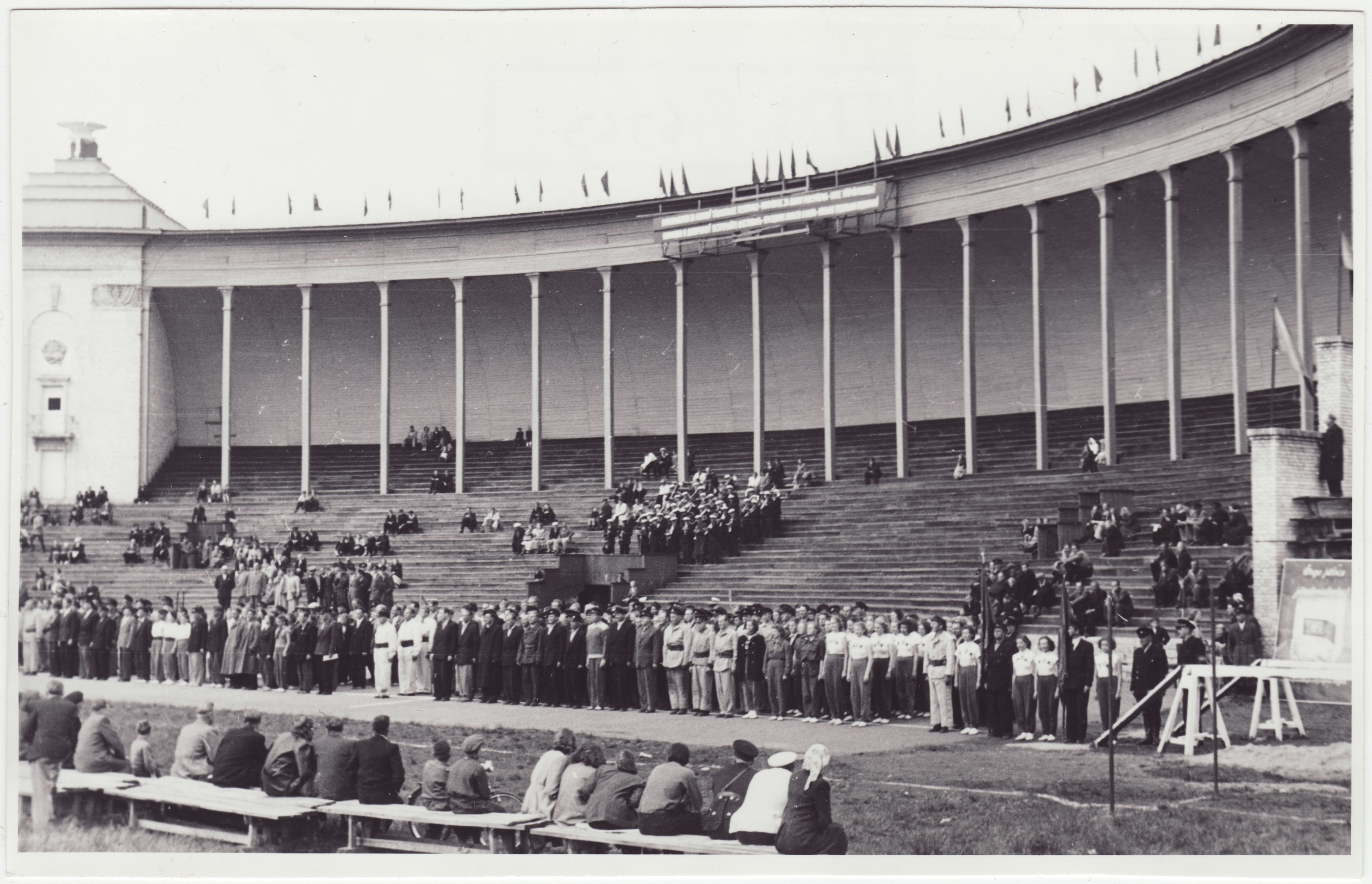 Tallinna VTÜ salkade vahelised võistlused: võistluste avatseremoonia üldvaade, 1956.a.