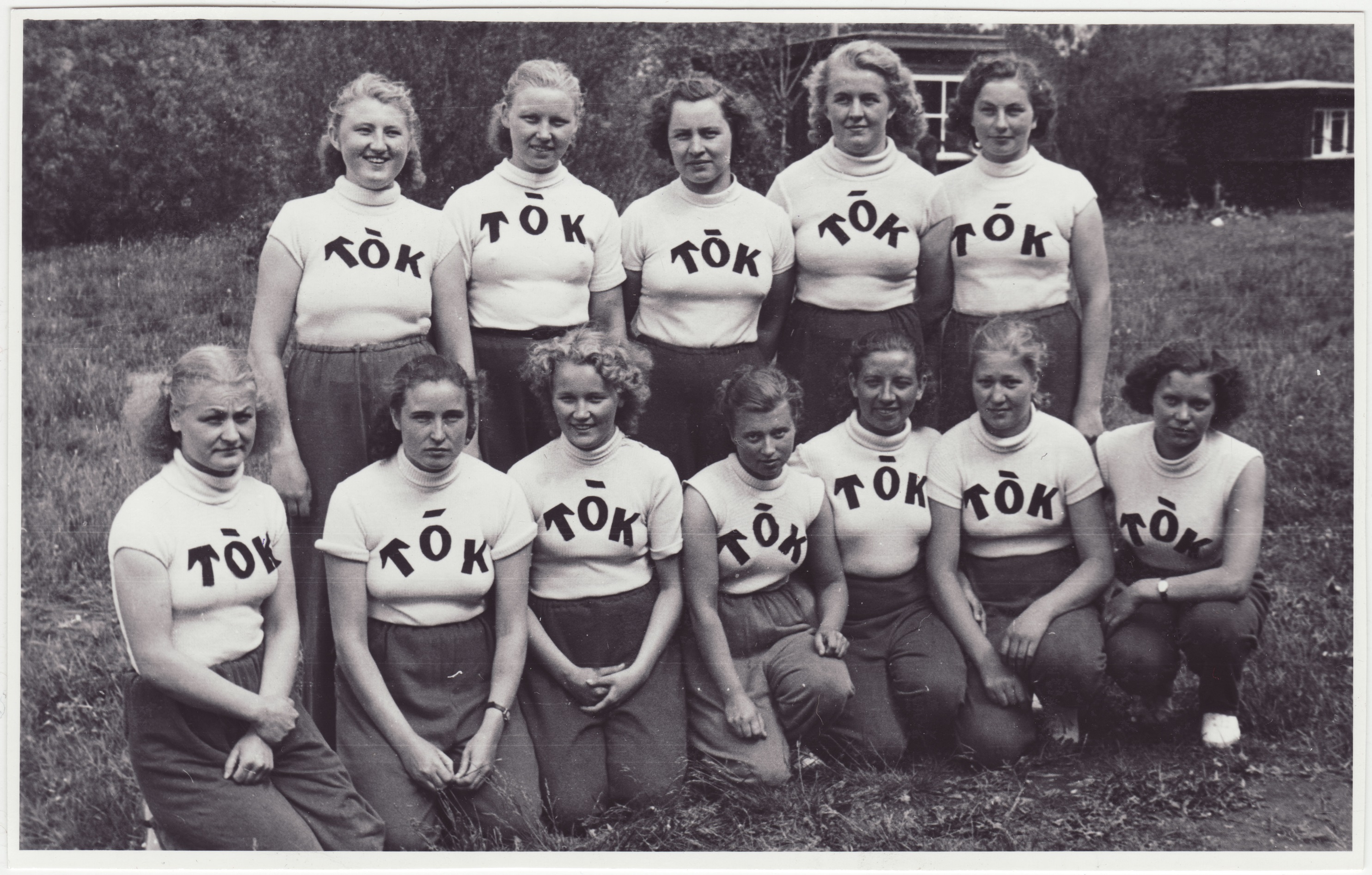 Tallinna VTÜ salkade vahelised võistlused lauluväljakul, Õmbluskombinaadi võistkonna grupifoto, 1956.a.