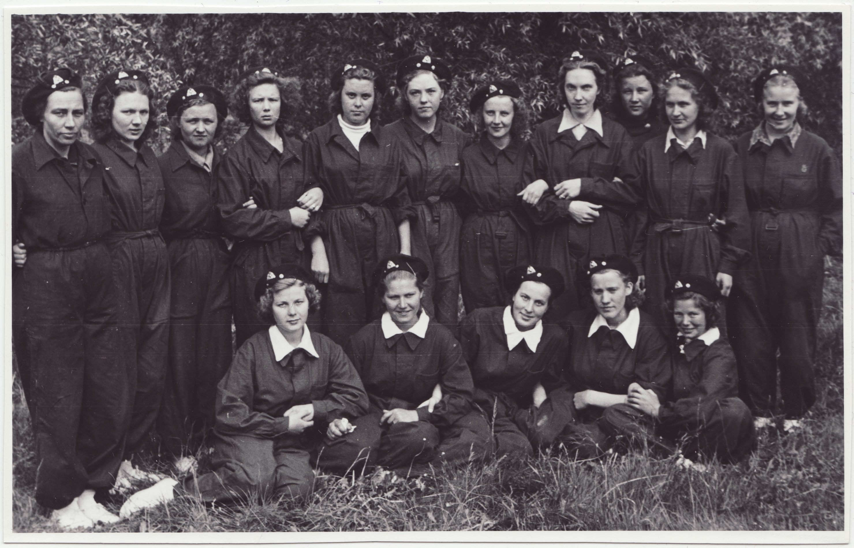 Tallinna VTÜ salkade vahelised võistlustel lauluväljakul: naiskonna grupifoto, 1956.a.