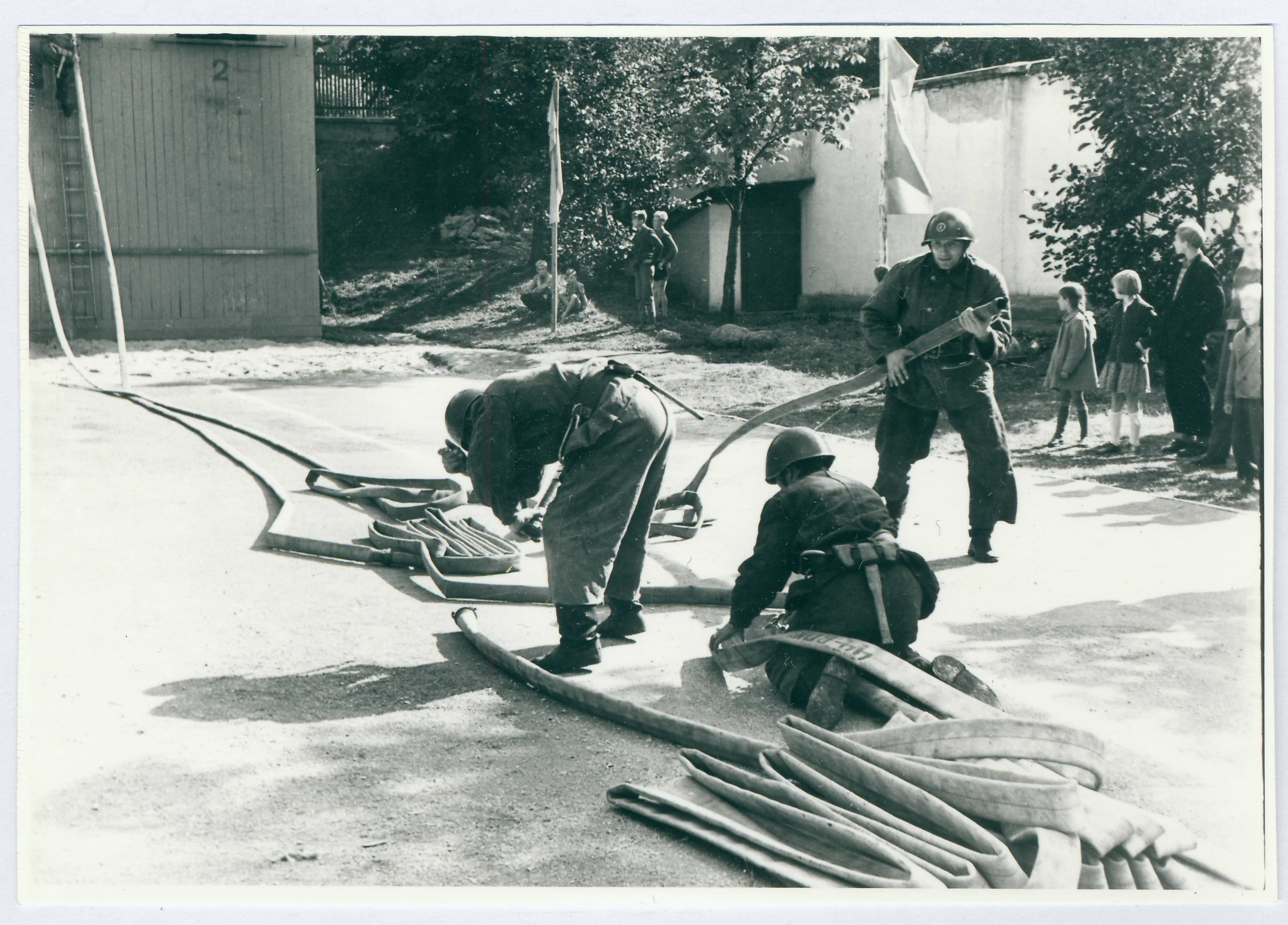 Tallinna sõjaväestatud tuletõrje võistlused. Lahinghargnemine - voolikute ühendamine 1960