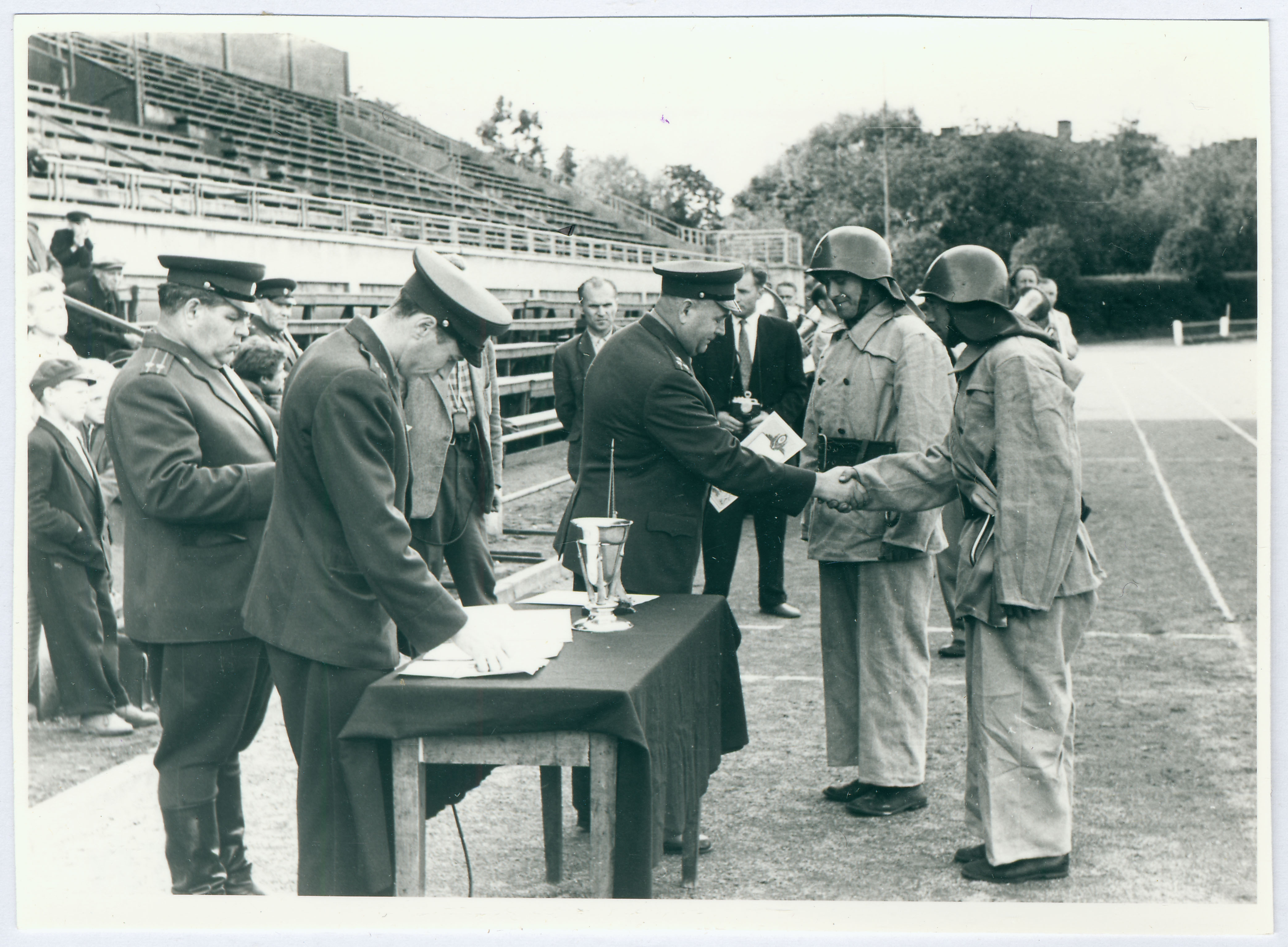 Tallinna sõjaväestatud tuletõrje võistlustel. Võitjate autasustamine 1960