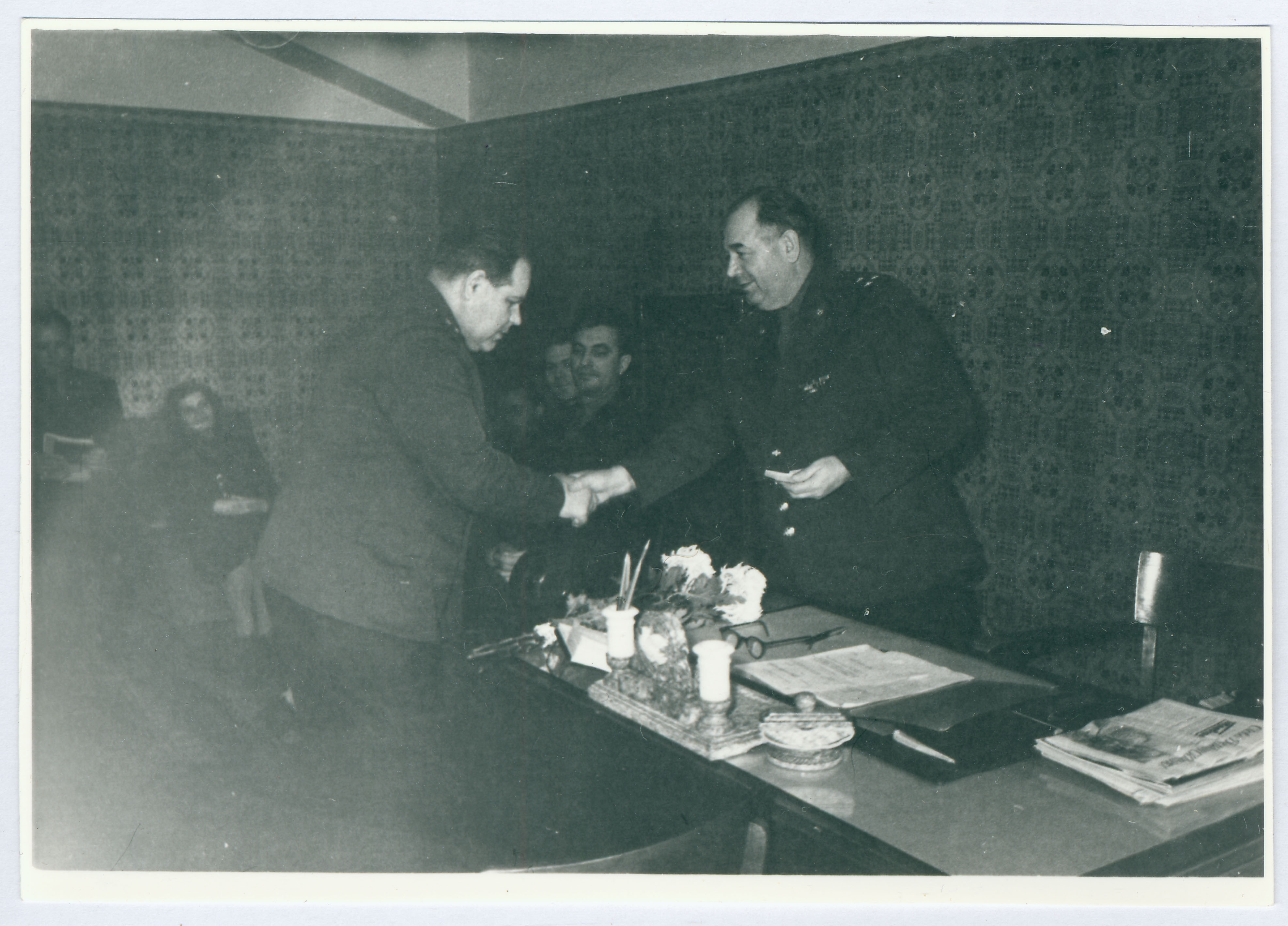 G. Korjaki austamine tema sünnipäeval. Tul.val ülem E. Dudimov G. Korjakki õnnitlemas 1960