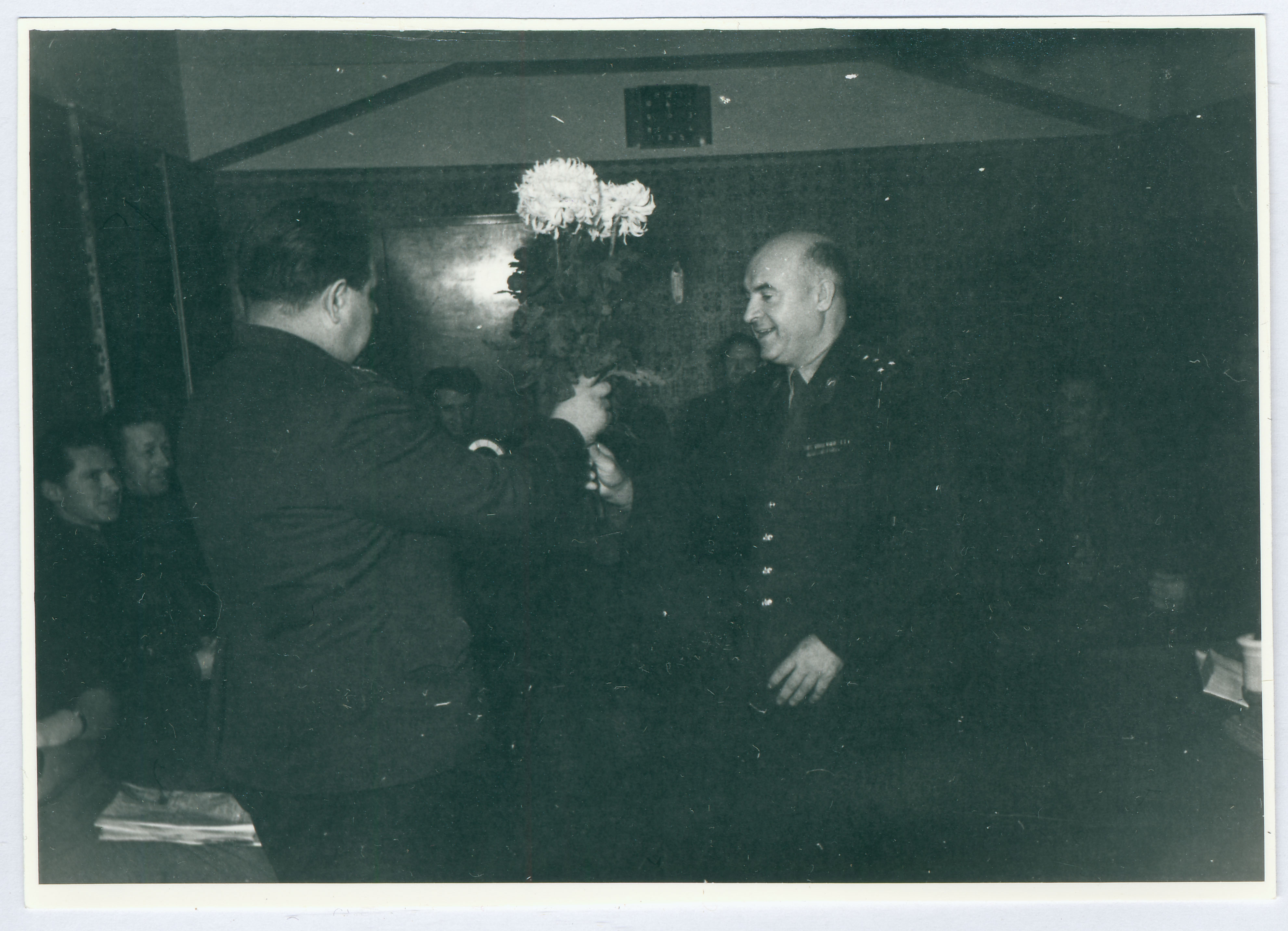 G. Korjaki austamine tema sünnipäeval. V. Ledenjev lilli üle andmas 1960
