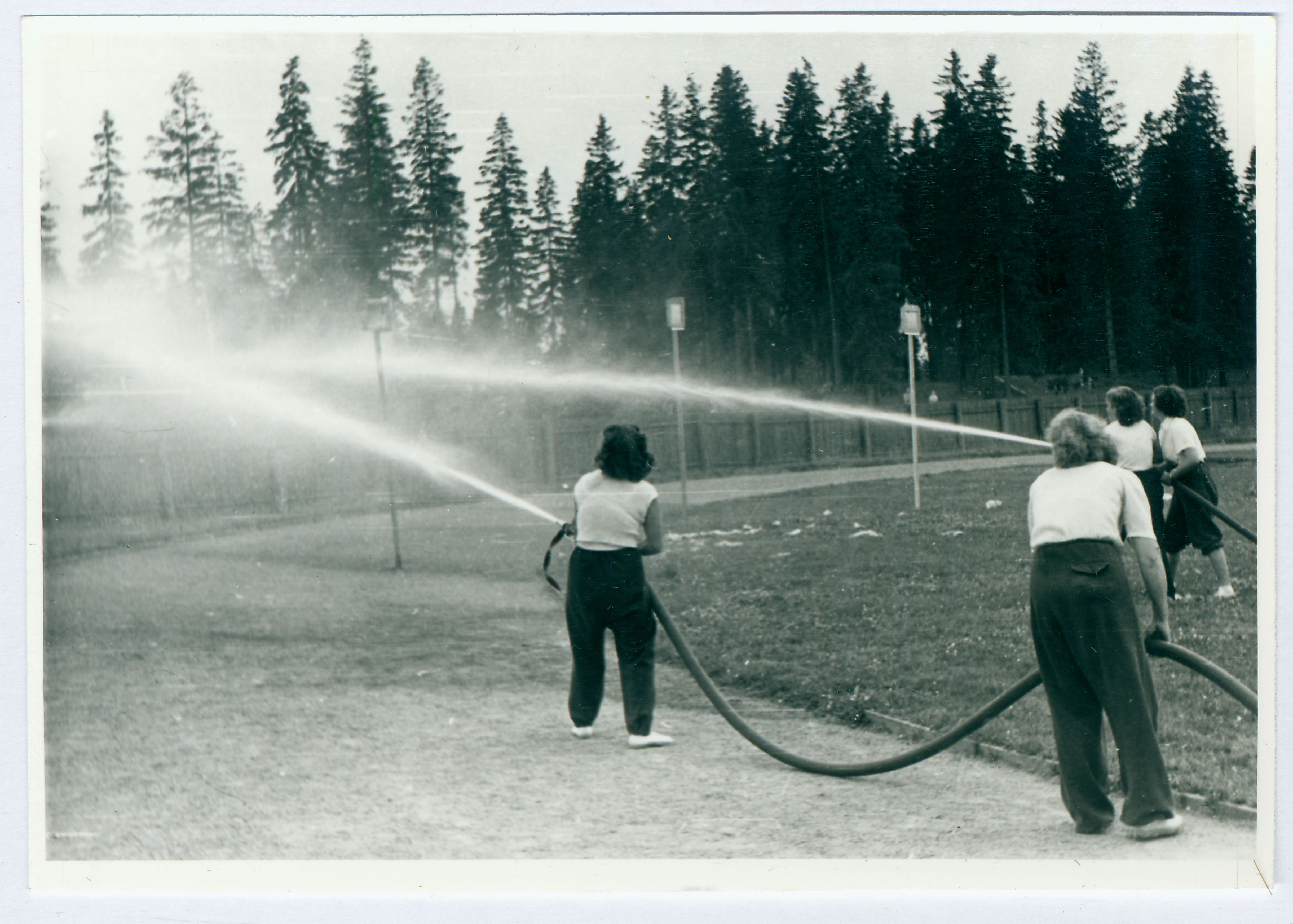 Tapa VTÜ tuletõrjevõistlused. Naissalklased märklaudu jugadega tabamas 1959