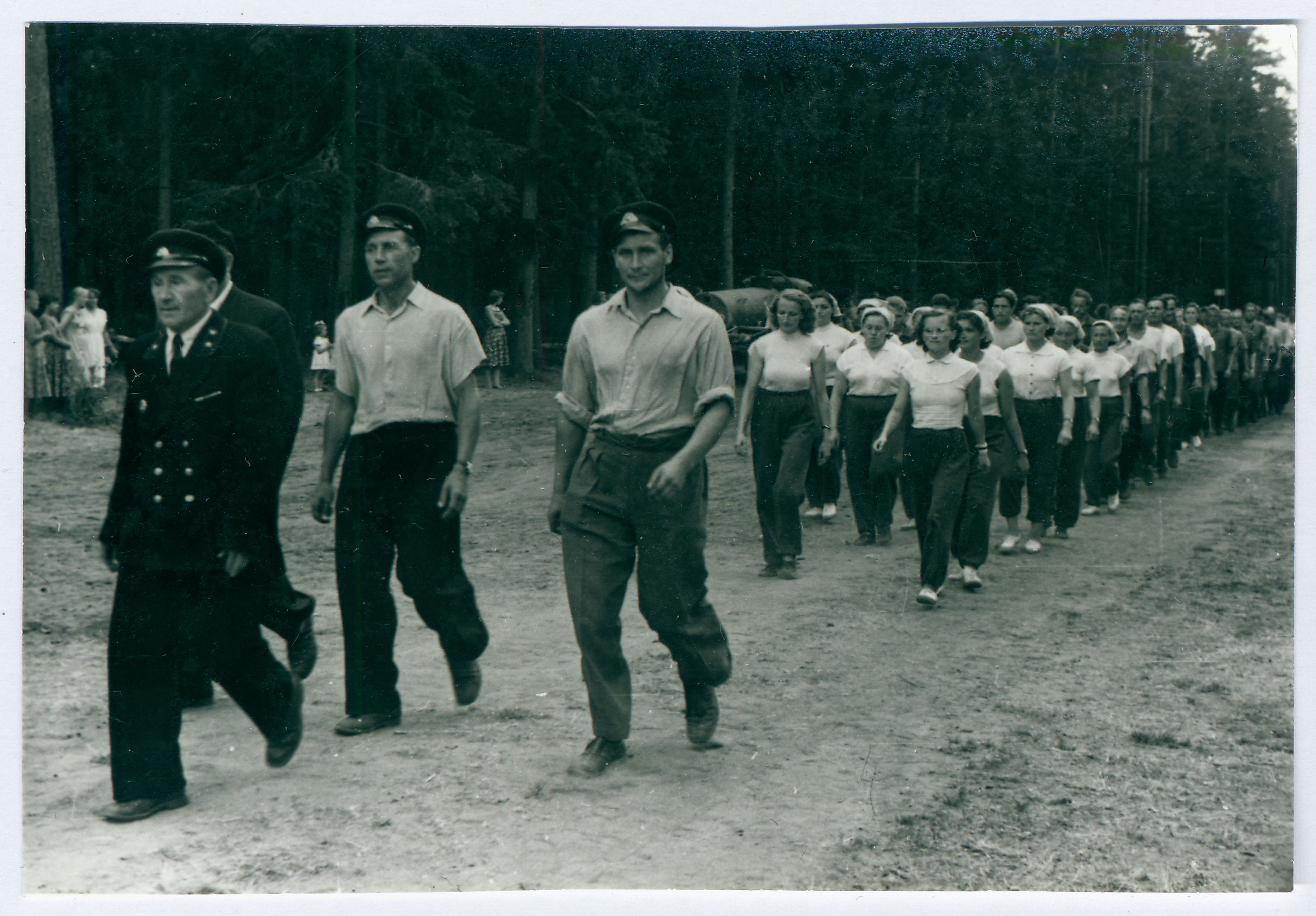 Elva VTÜ tuletõrjujad marssimas võistlusplatsile 1959
