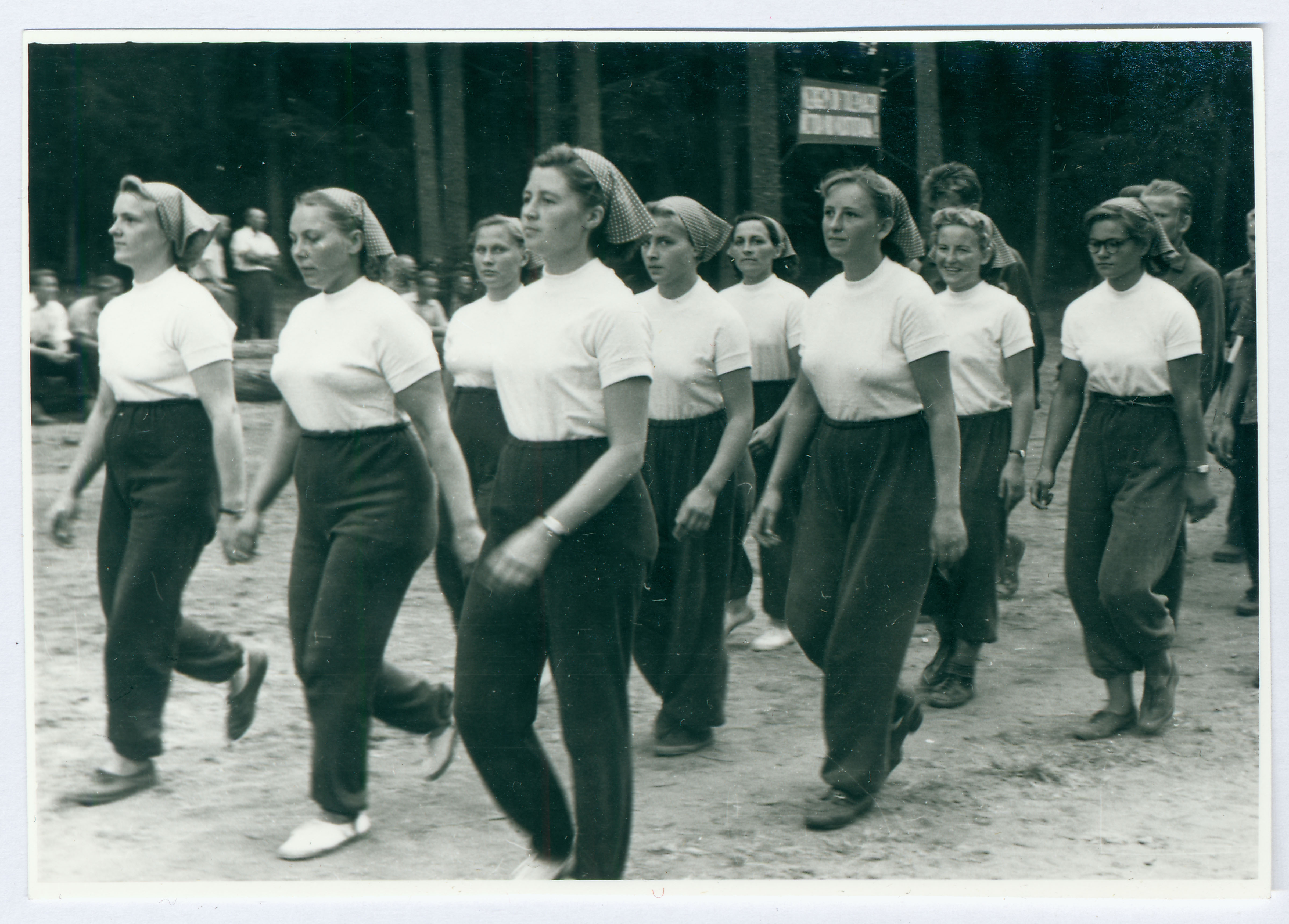 Elva VTÜ naistuletõrjujad marssimas võistlusplatsile 1959