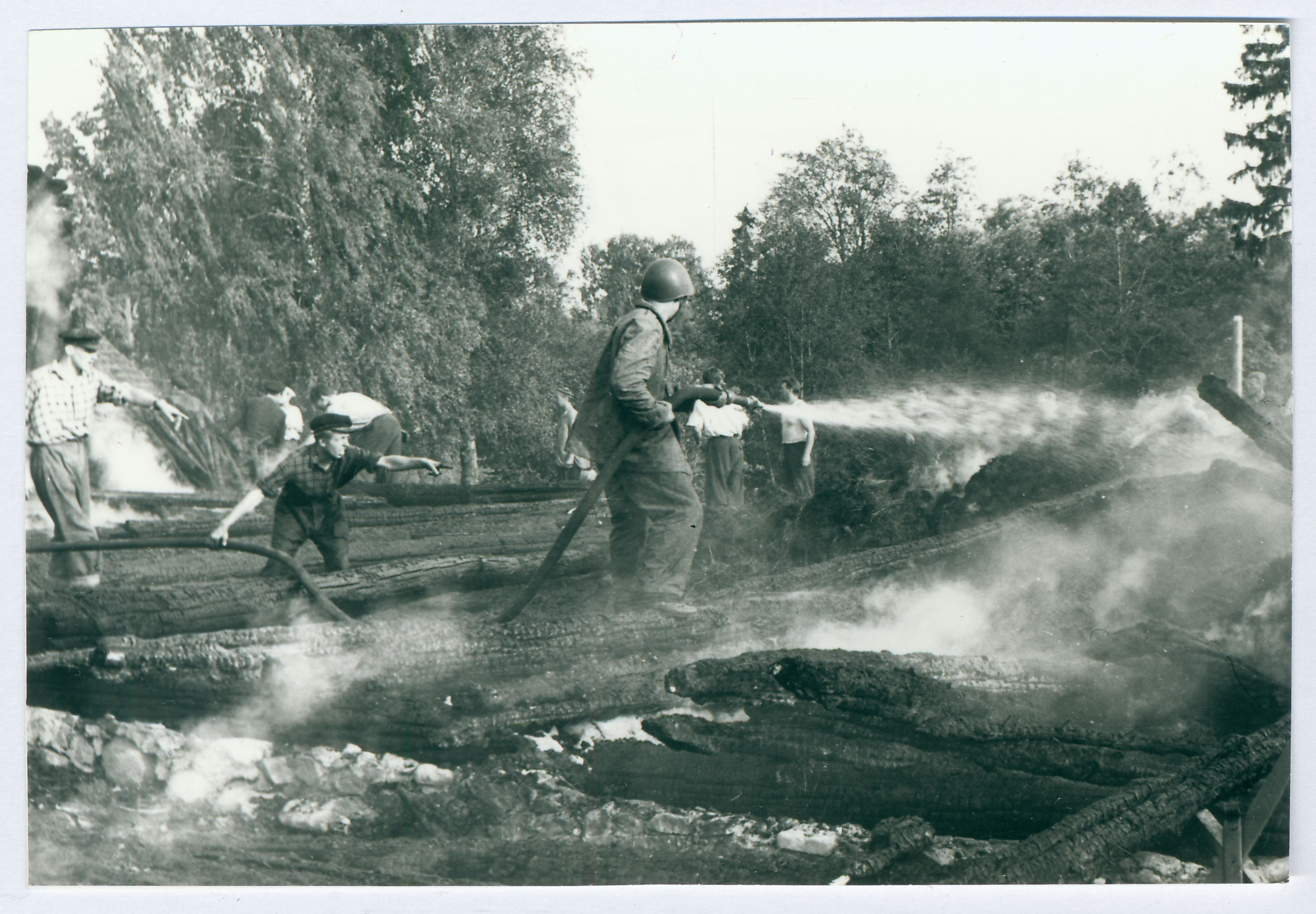 Tulekahju kustutamine. Tuletõrjuja tukke kustutamas 1959
