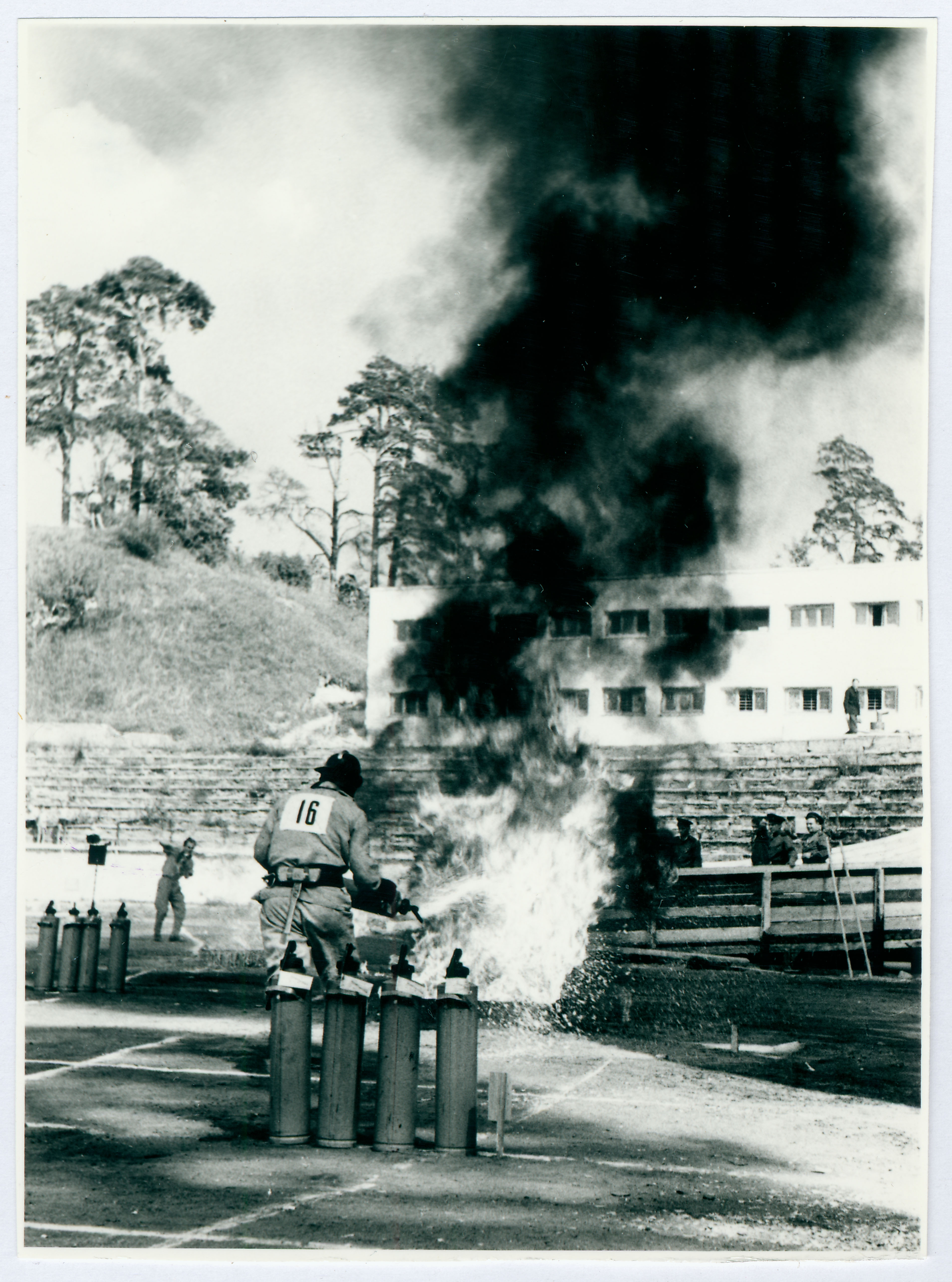 3. Balti tuletõrjespordi spartakiaad: Takistusteatejooksu viimane etapp – tulekustutamine, 1963.a.